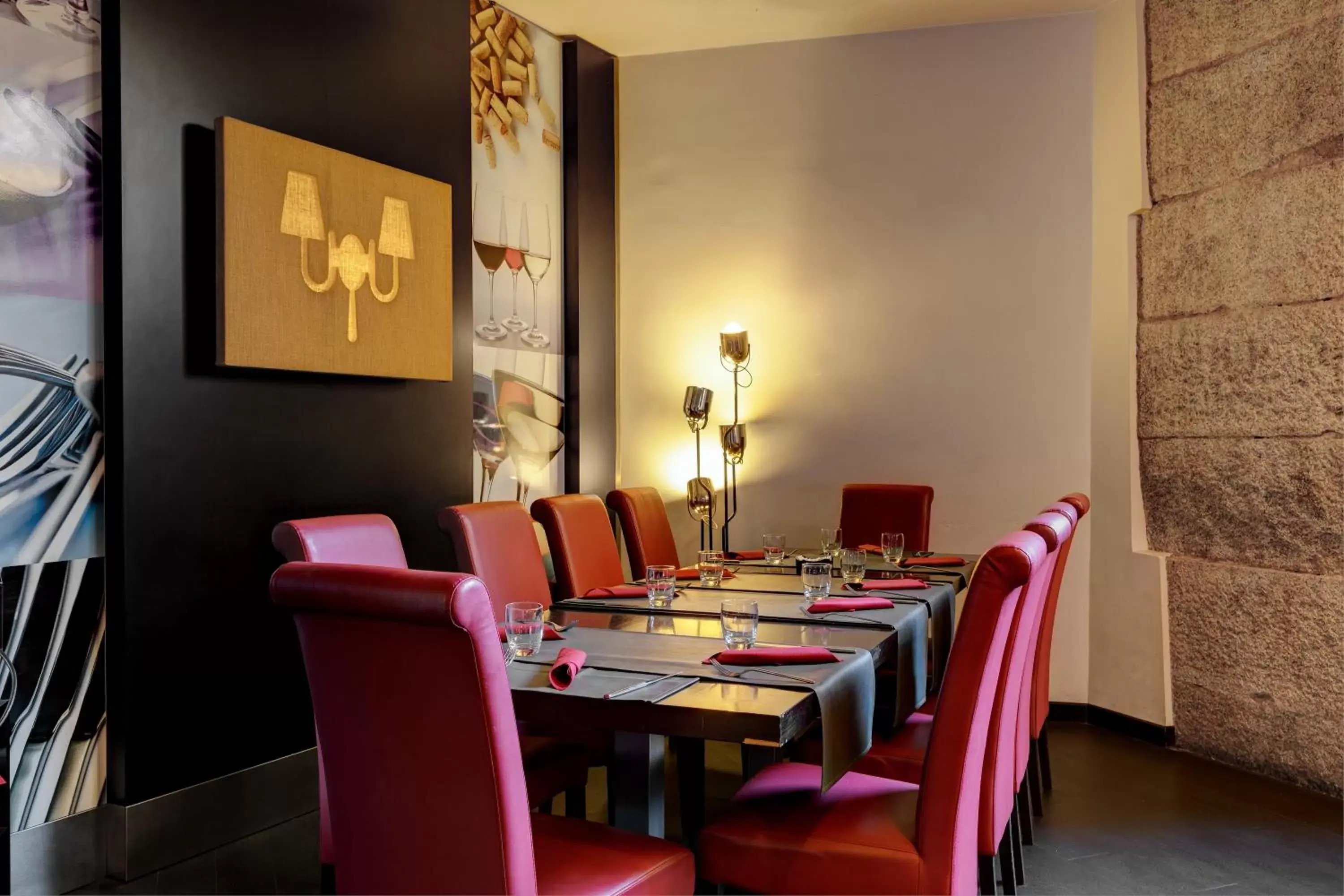 Restaurant/Places to Eat in Dharma Luxury Hotel