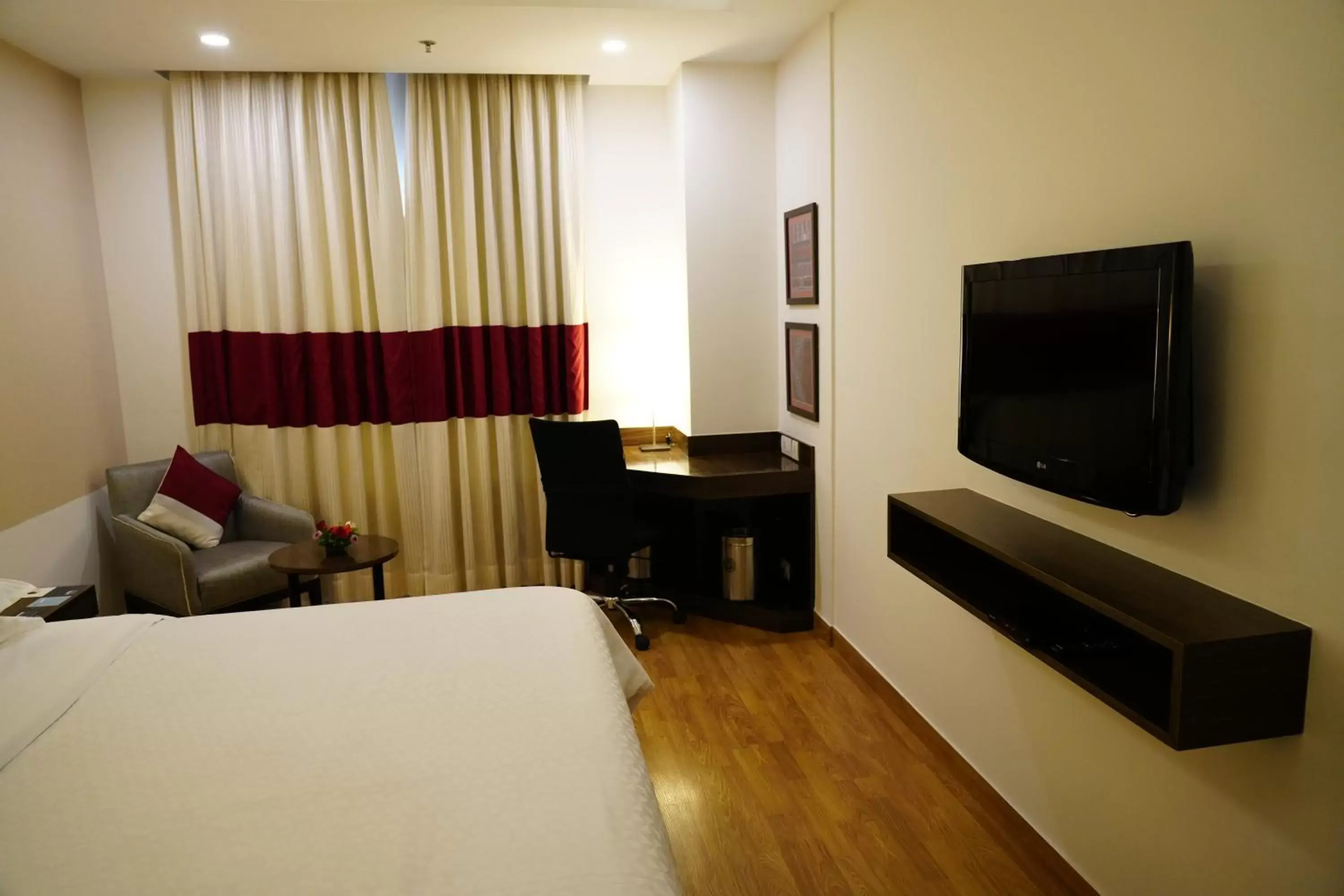 TV and multimedia, TV/Entertainment Center in Four Points by Sheraton Vadodara