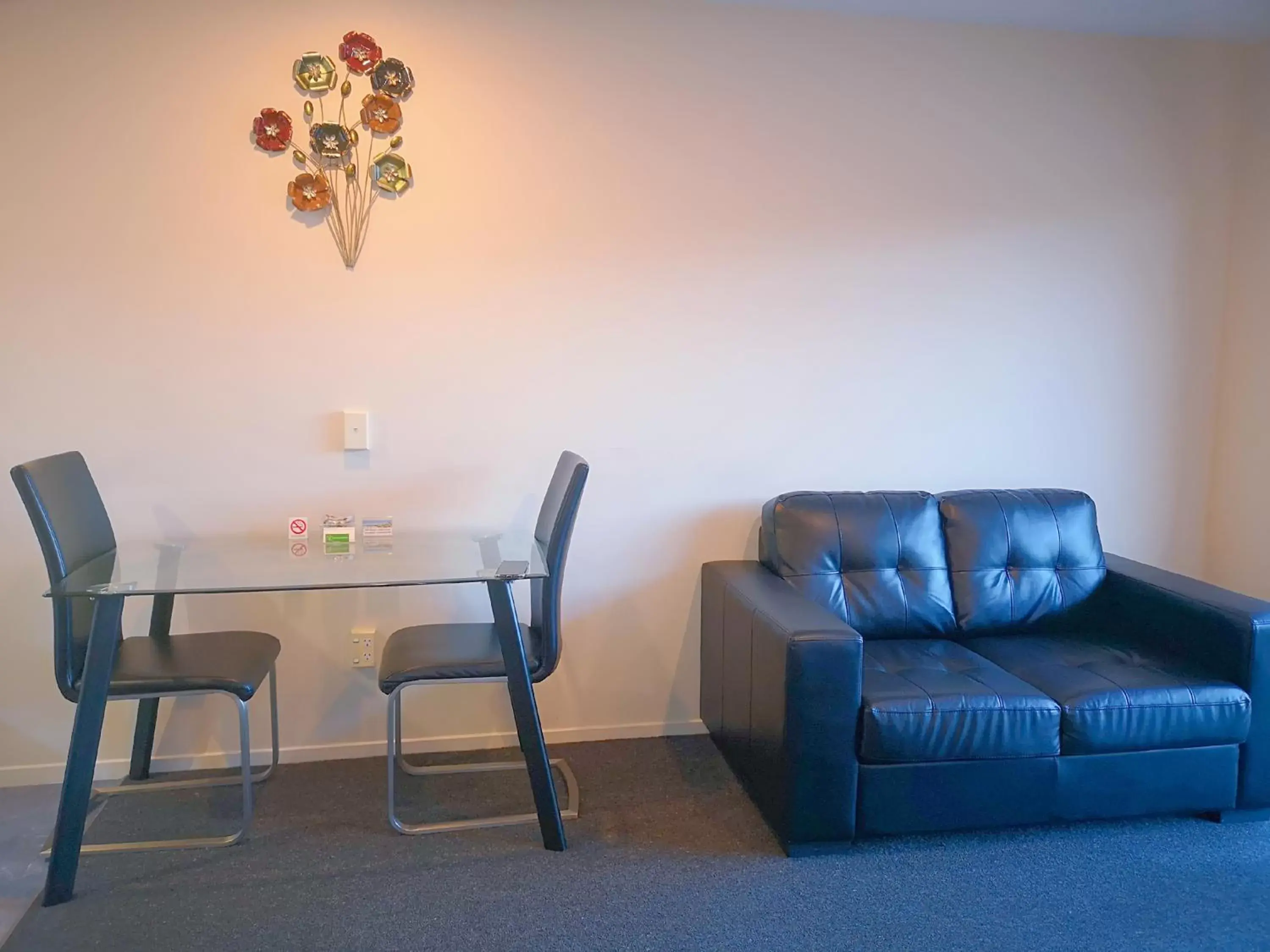 Living room, Seating Area in Aston Court Motel