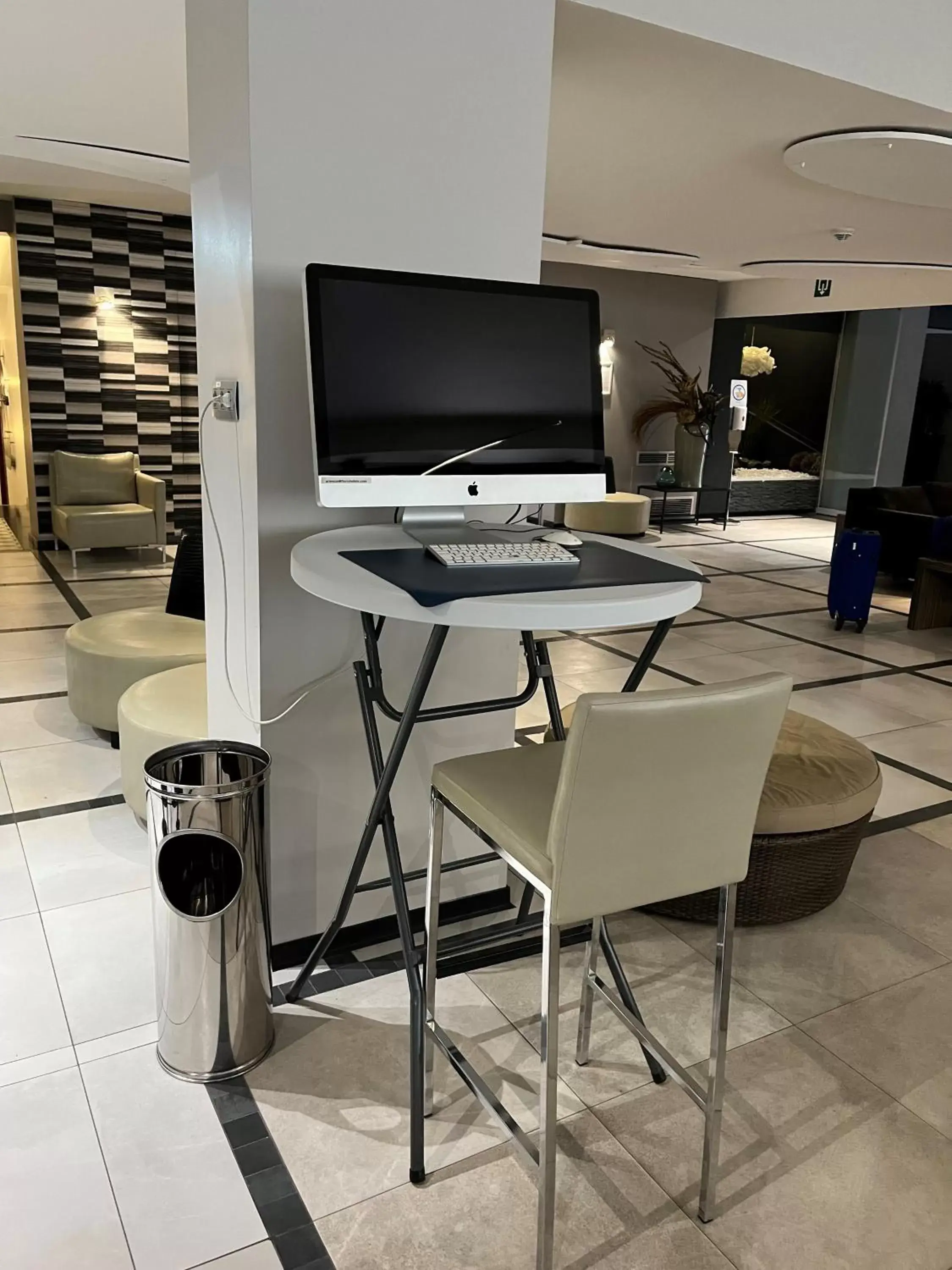 Business facilities, TV/Entertainment Center in Hotel Floris Arlequin Grand-Place