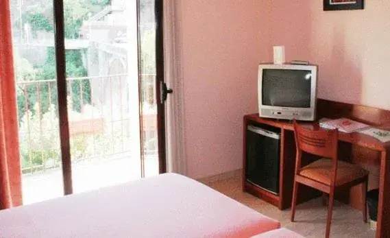 Bedroom, TV/Entertainment Center in Hotel Sant Quirze De Besora
