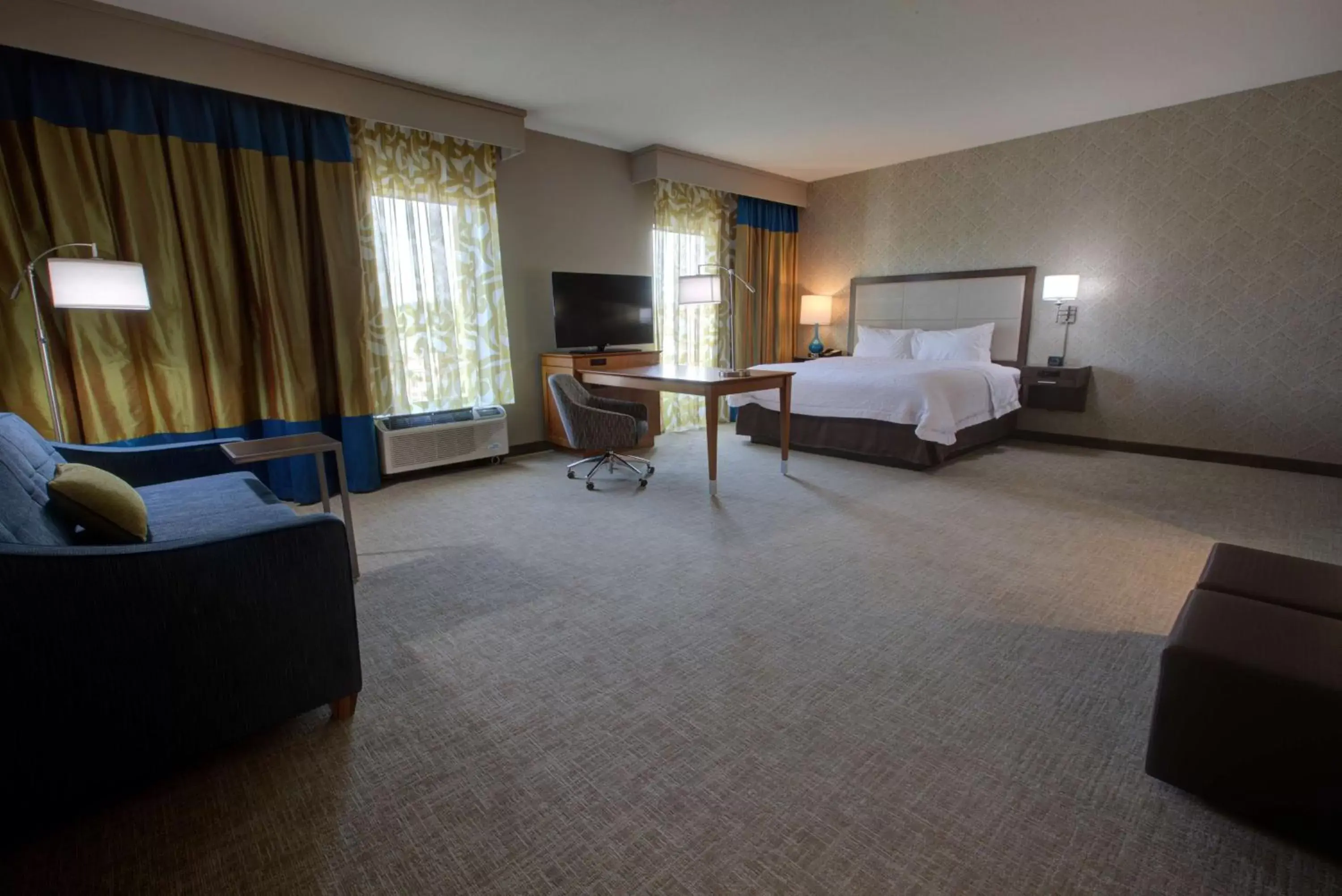Bedroom in Hampton Inn & Suites by Hilton Tampa Busch Gardens Area