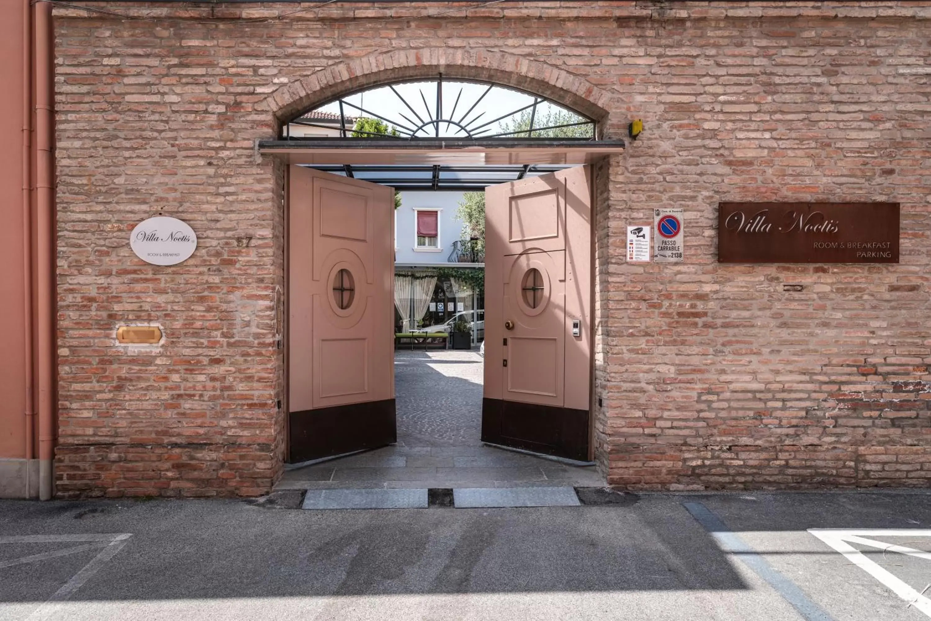 Parking, Facade/Entrance in Villa Noctis