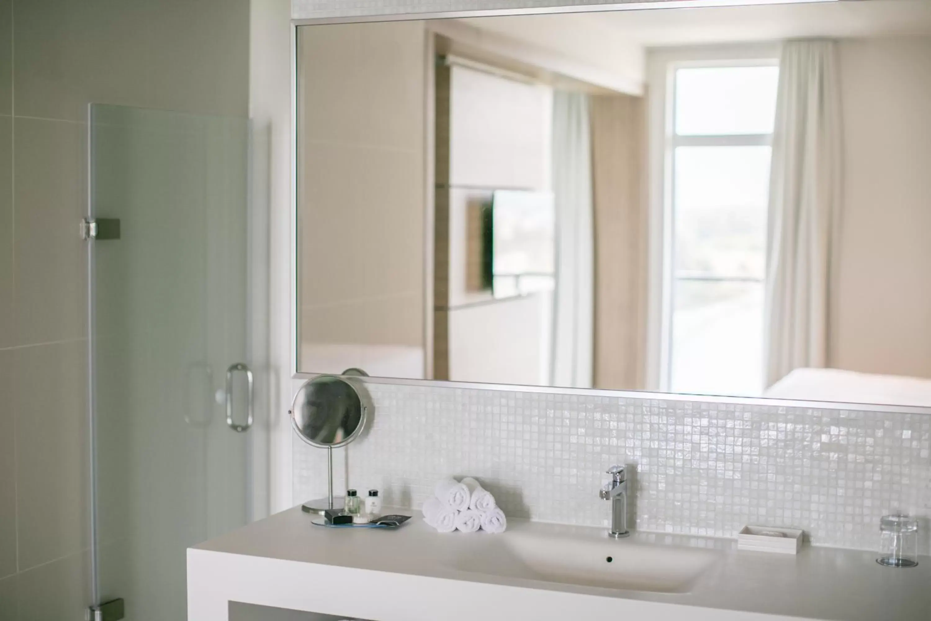 Shower, Bathroom in Hôtel du Domaine, centre de villégiature et de congrès