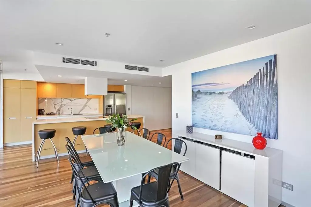 Dining area, Kitchen/Kitchenette in Ambience on Burleigh Beach
