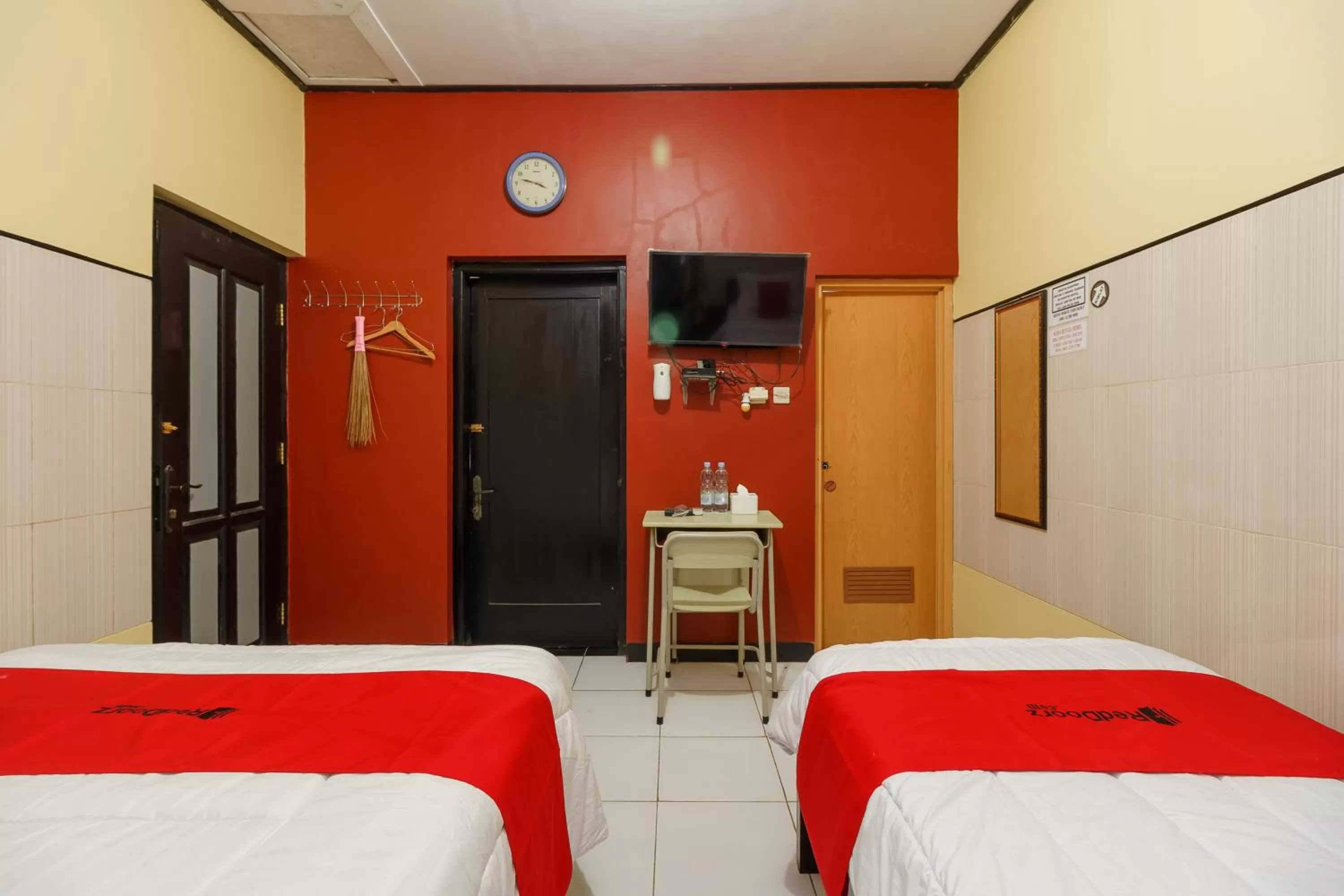 Bed in RedDoorz Syariah near Ciledug Station