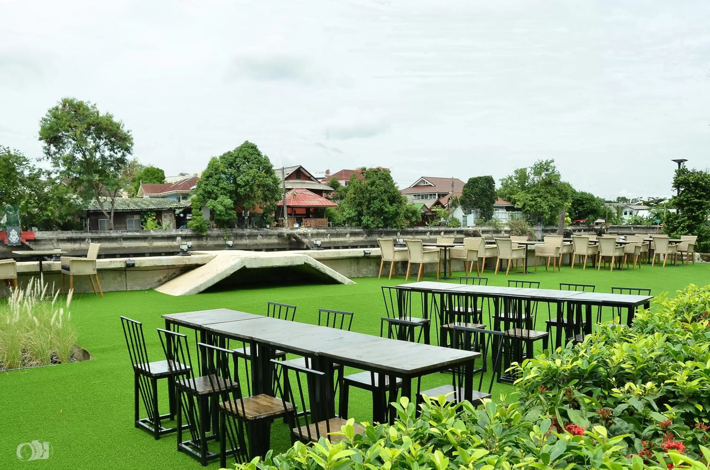 Restaurant/places to eat in NORN Rimklong Bangkok Hotel