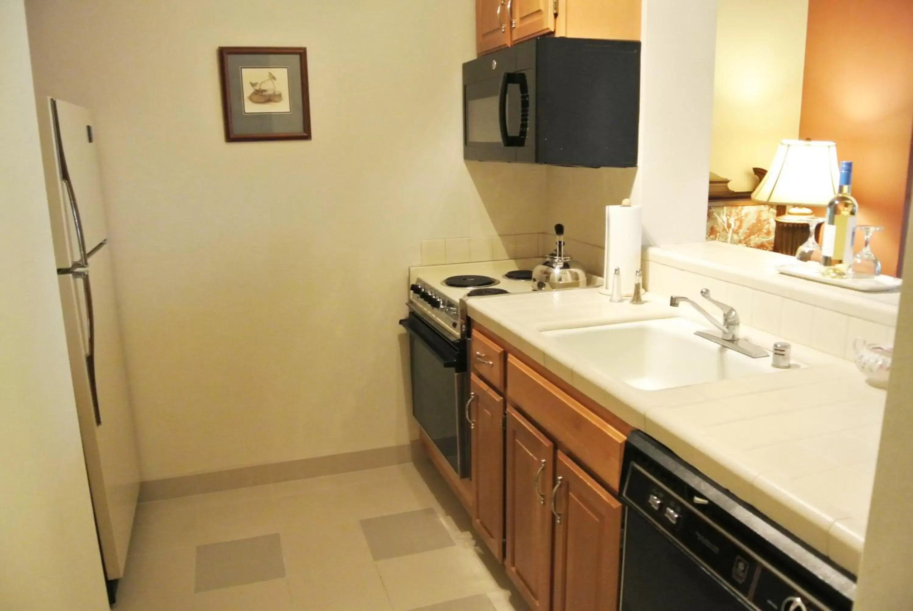 Kitchen or kitchenette, Bathroom in Cow Hollow Inn and Suites