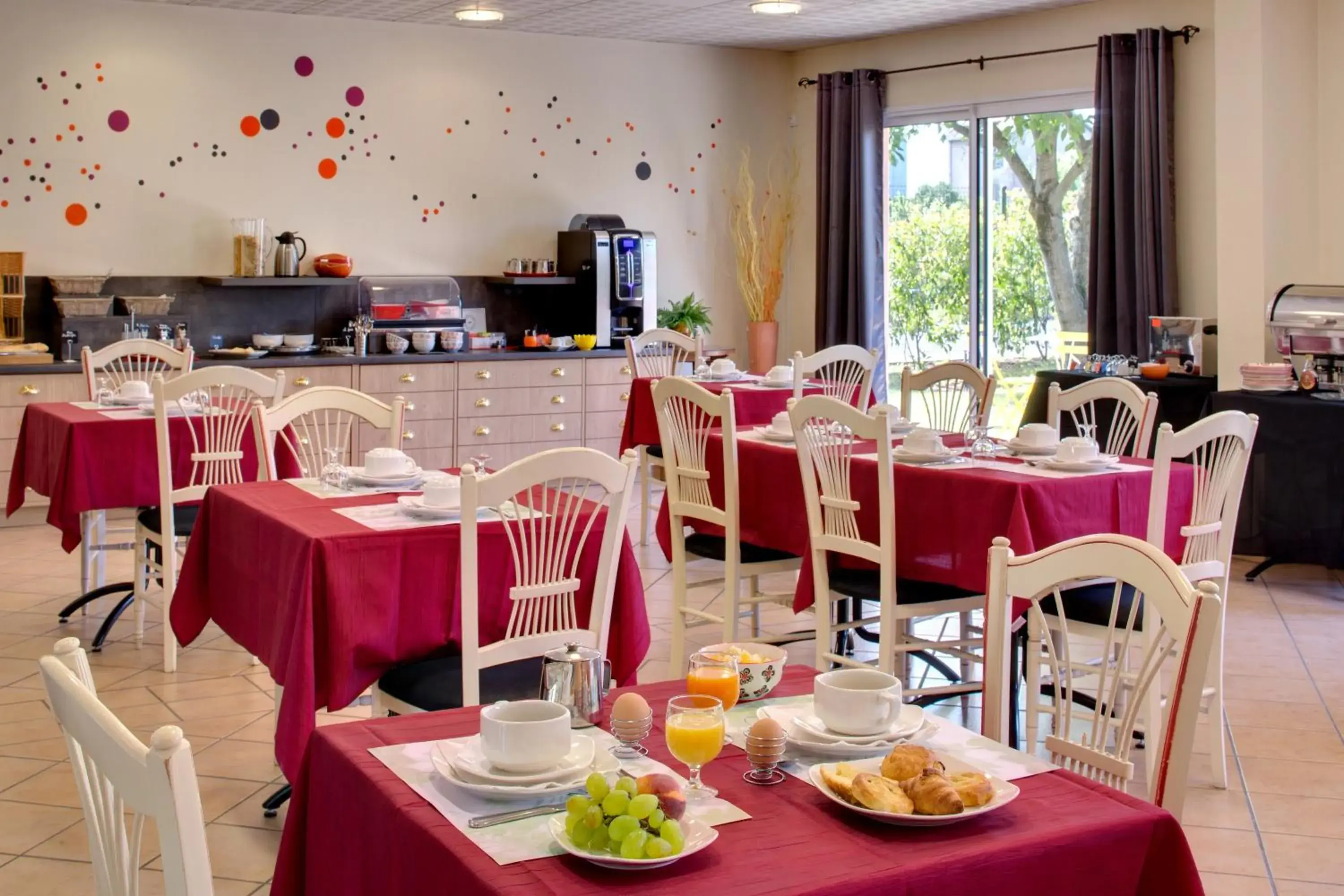 Buffet breakfast, Restaurant/Places to Eat in The Originals Boutique, Hotel Le Pariou, Issoire (Qualys-Hotel)