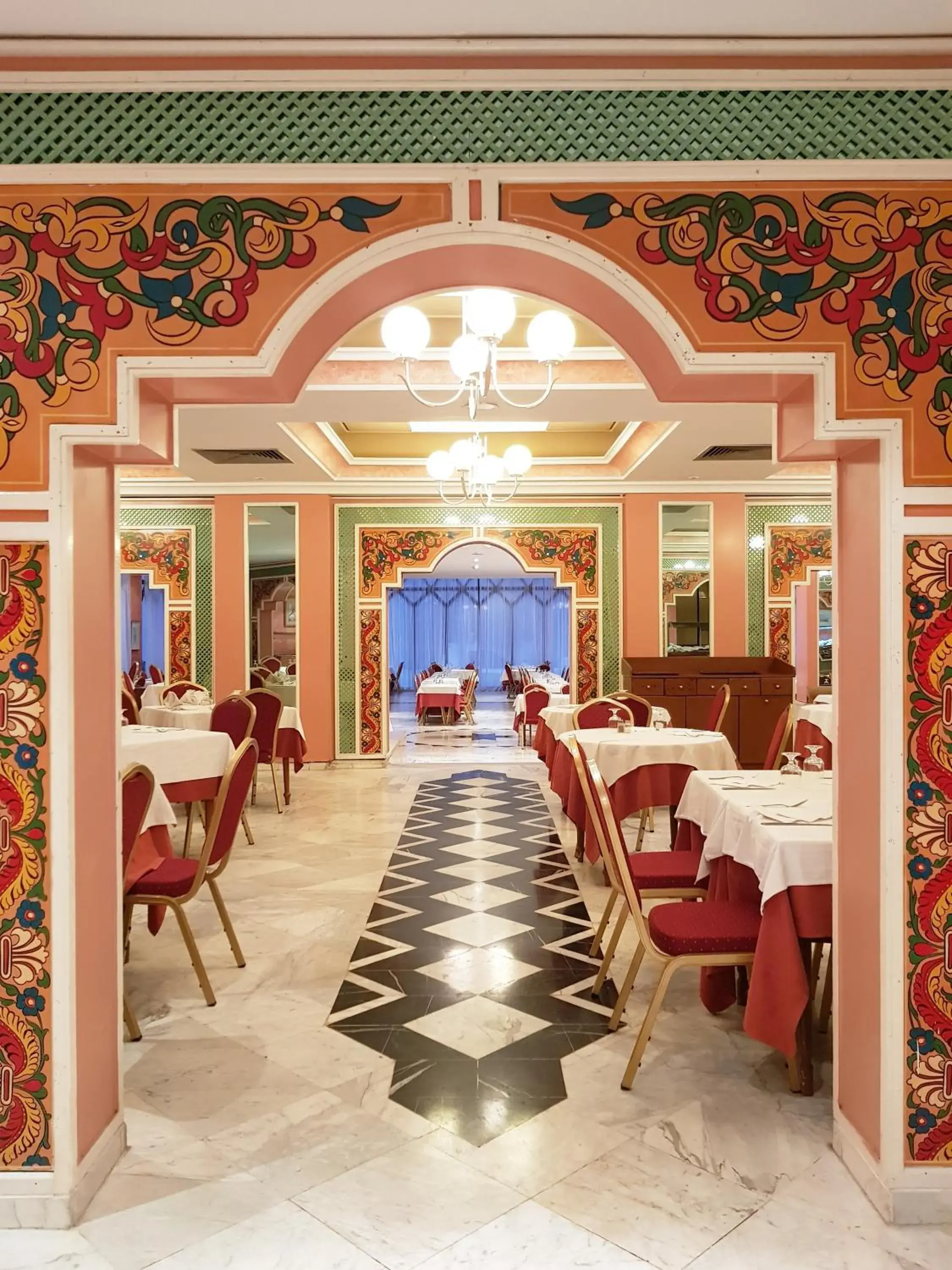 Restaurant/places to eat in Hotel Orient Palace
