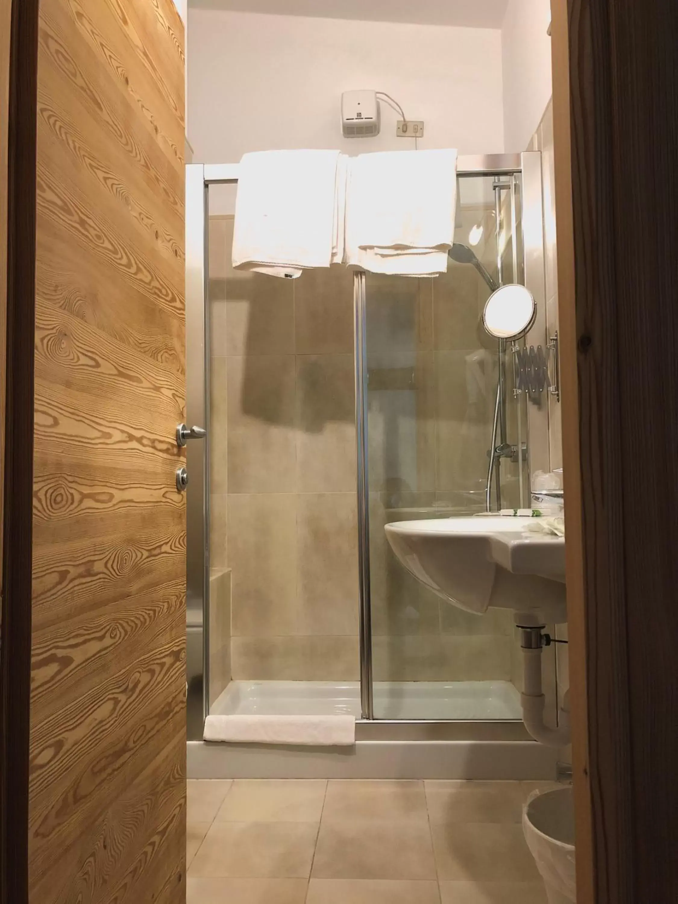 Shower, Bathroom in Hotel Nevada