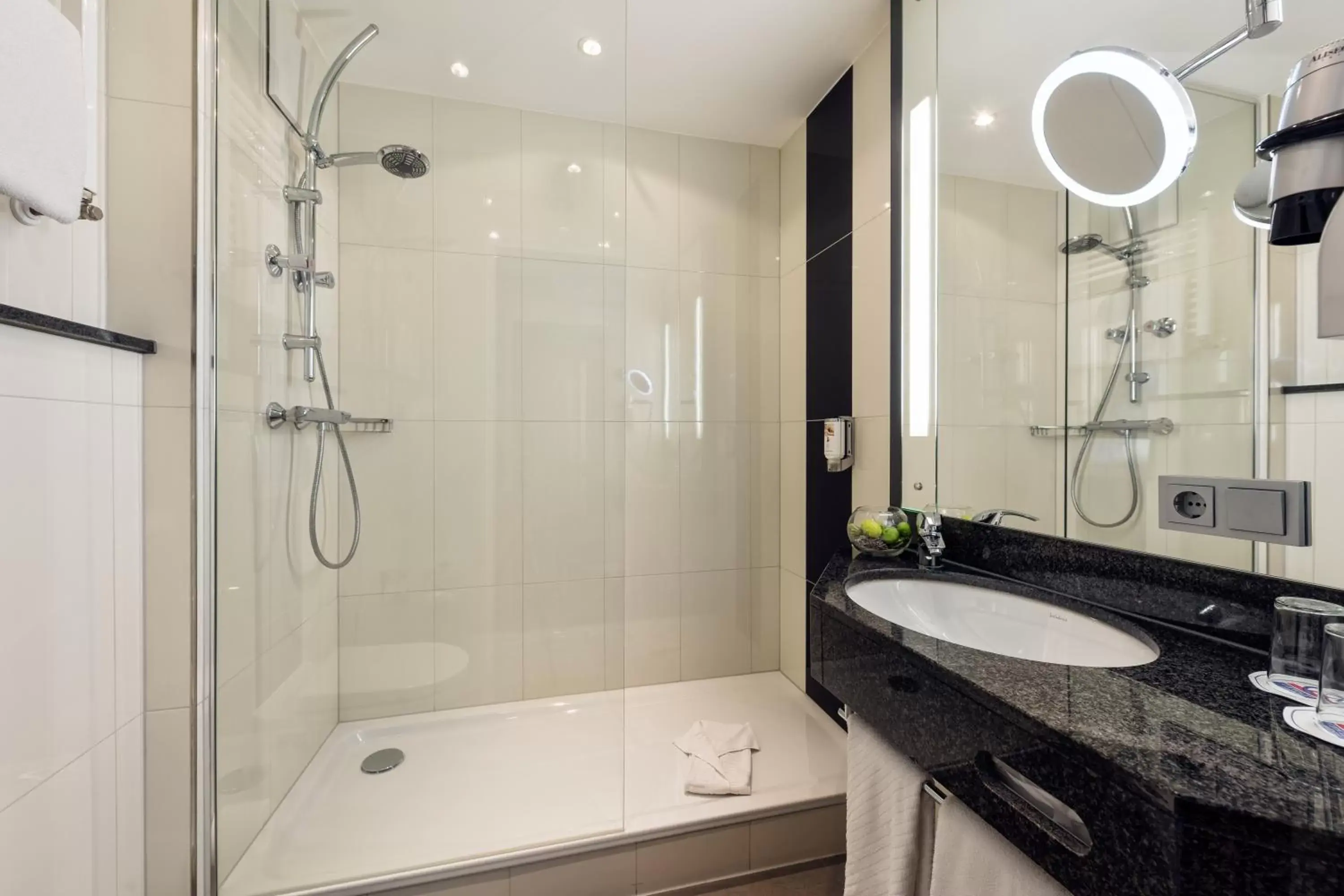 Shower, Bathroom in Best Western Plus Hotel Stadtquartier Haan