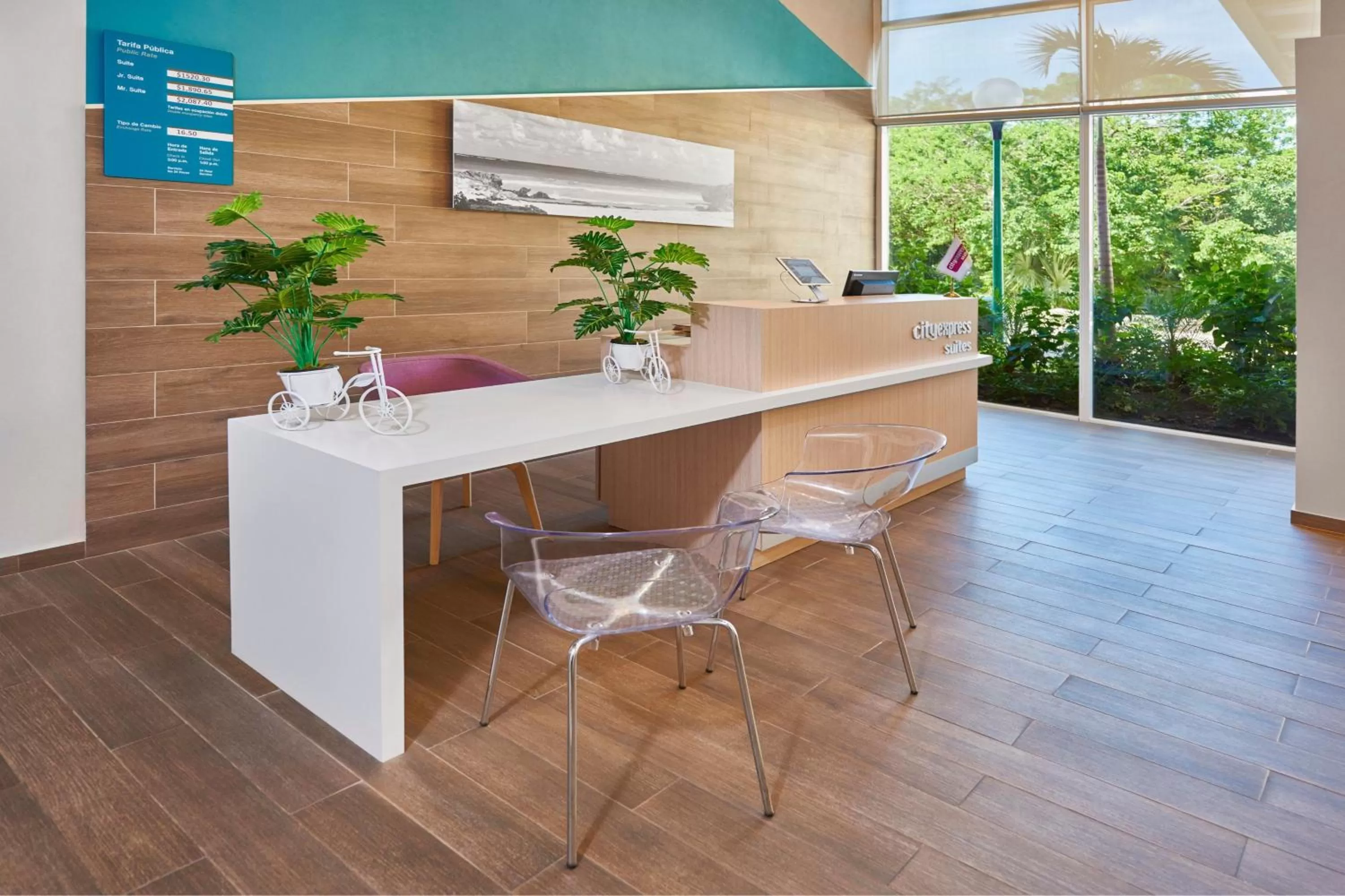 Lobby or reception in City Express Suites by Marriott Playa del Carmen