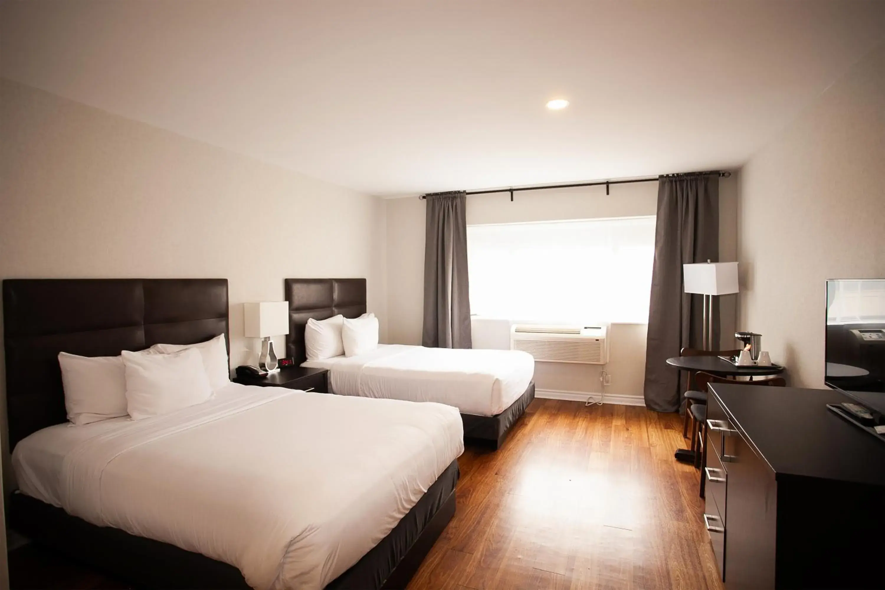 Photo of the whole room in Hotel Newstar Montreal