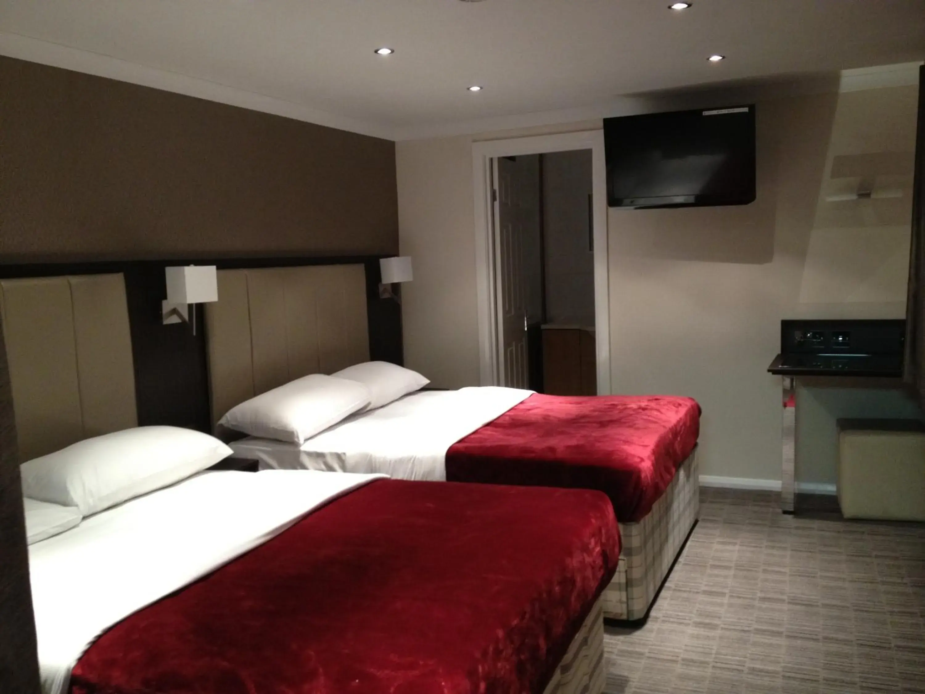 Photo of the whole room, Bed in Goodwood Hotel