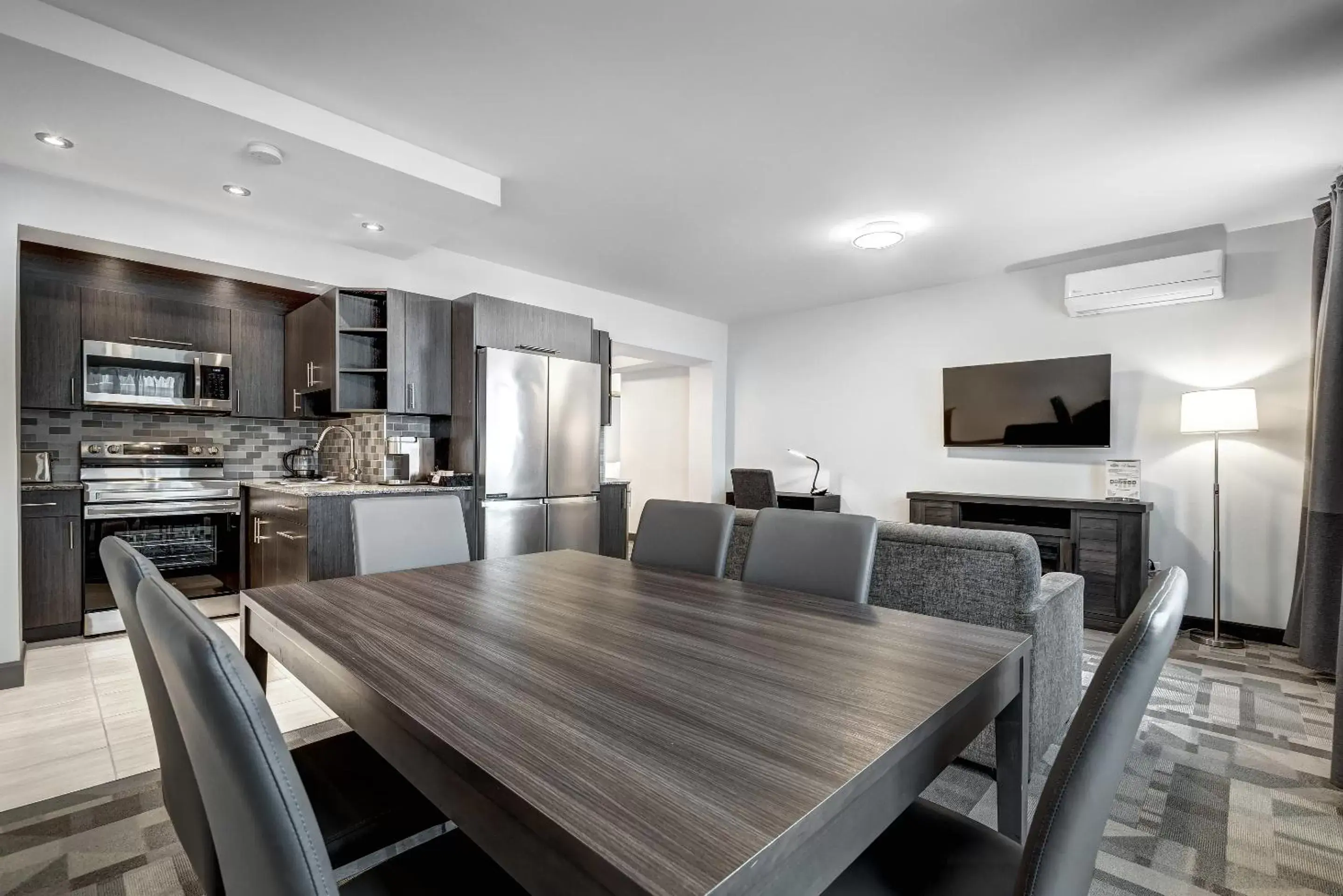 kitchen, Dining Area in Terrasse Royale Hotel