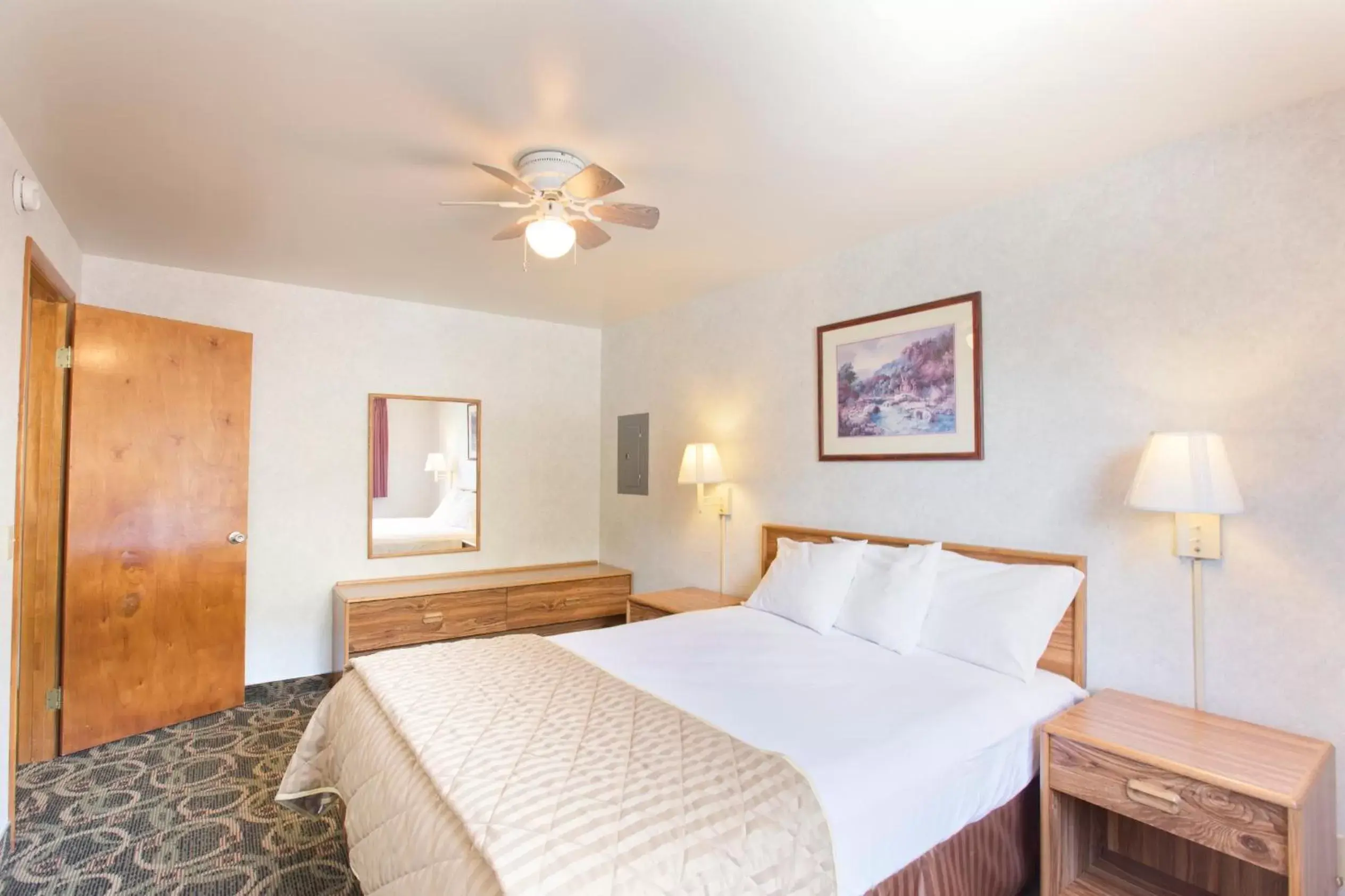 Bed in Glenwood Springs Cedar Lodge