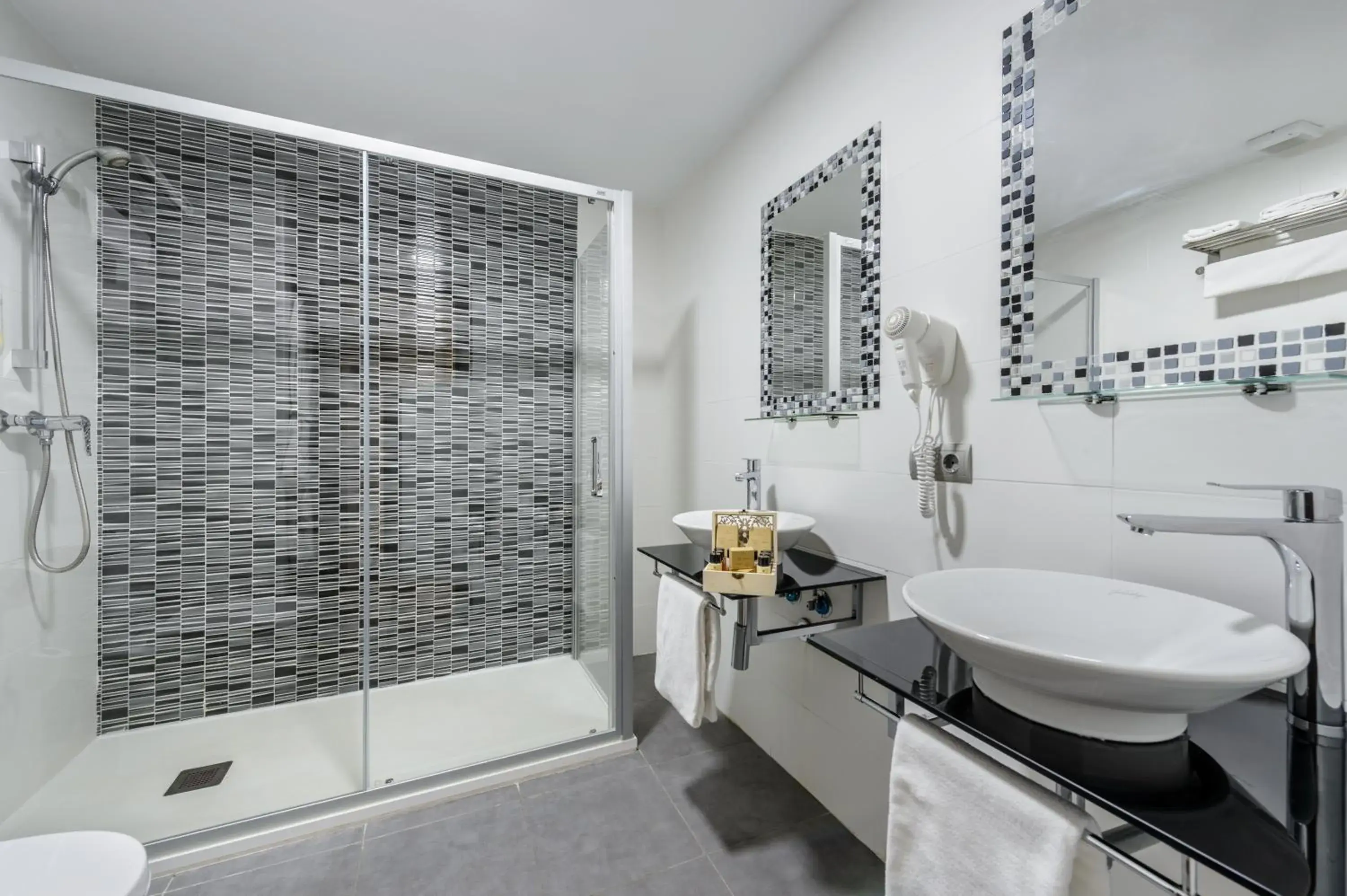 Shower, Bathroom in Hotel Vibra Lei Ibiza