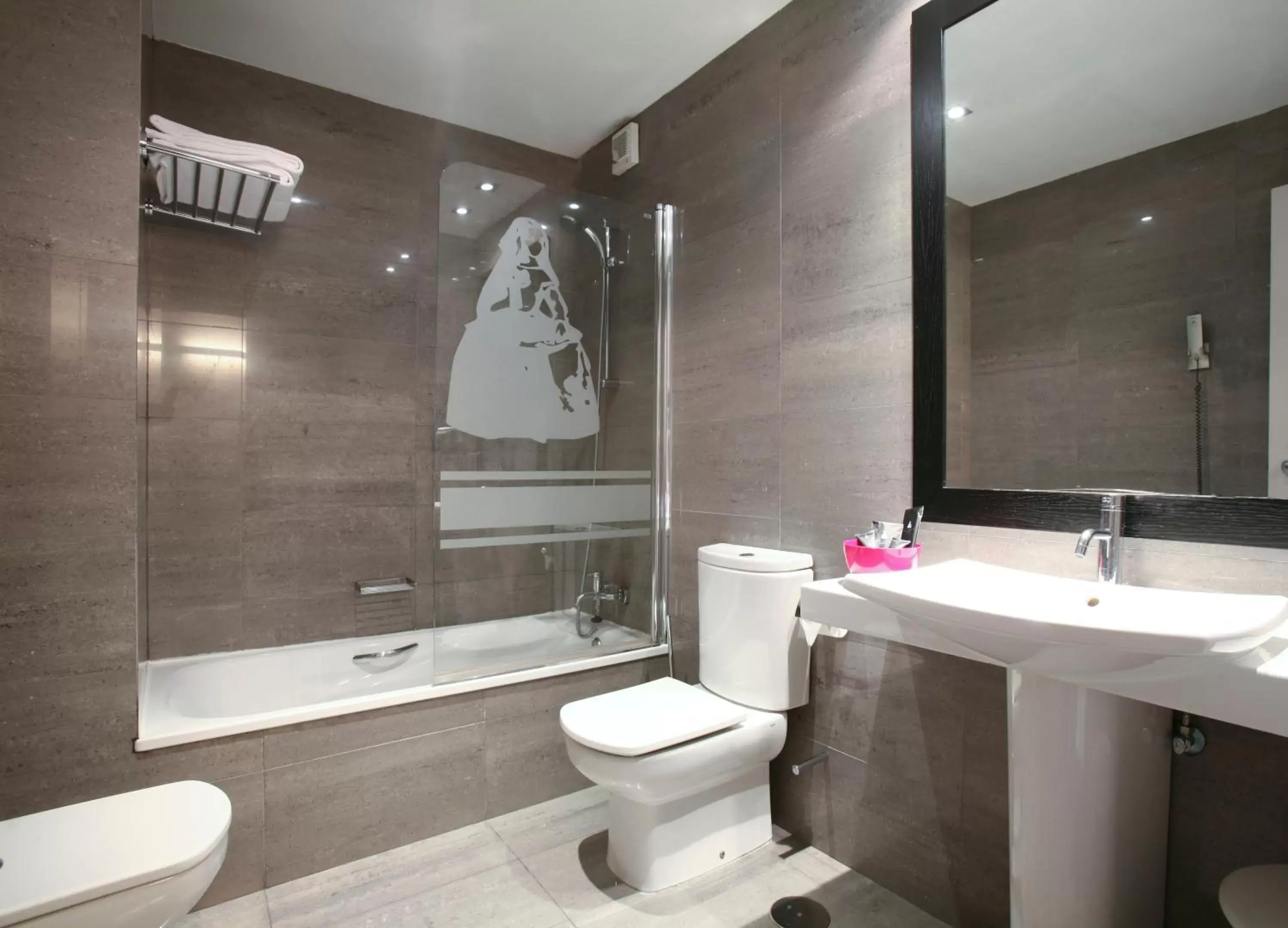 Shower, Bathroom in Hotel Meninas - Boutique Opera