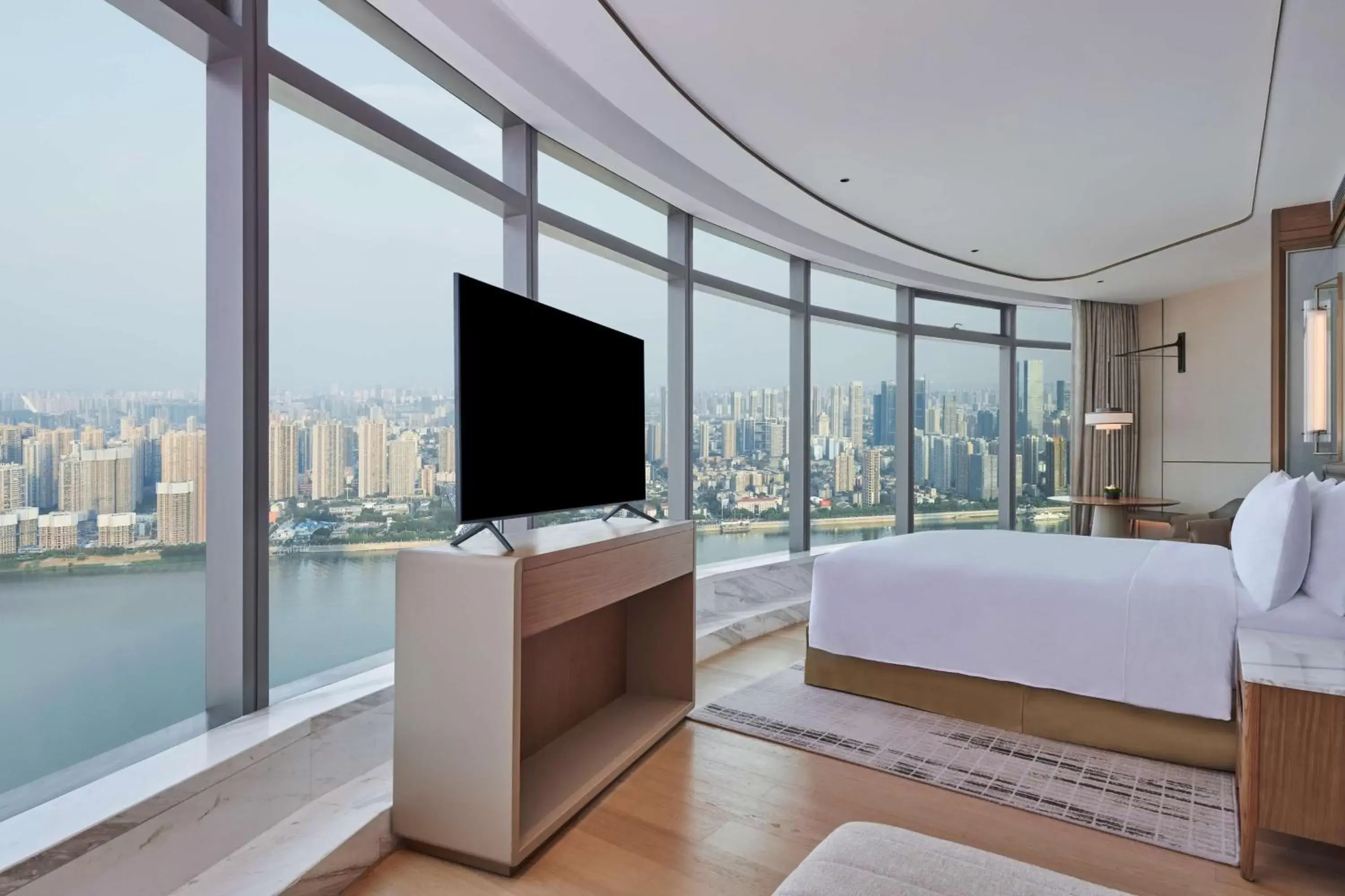 Bedroom, TV/Entertainment Center in Hilton Changsha Riverside