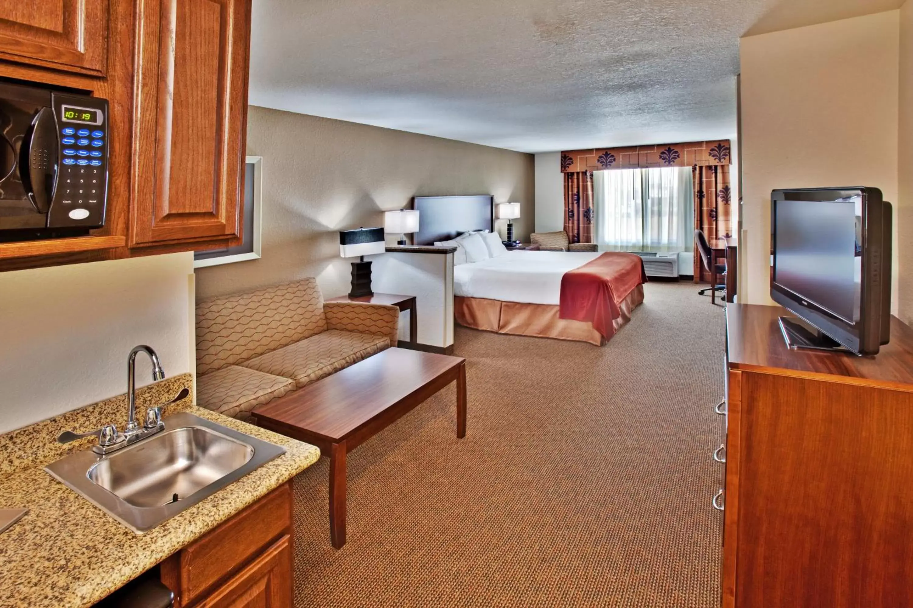 Photo of the whole room, TV/Entertainment Center in Holiday Inn Express Hotel & Suites - Dubuque West, an IHG Hotel