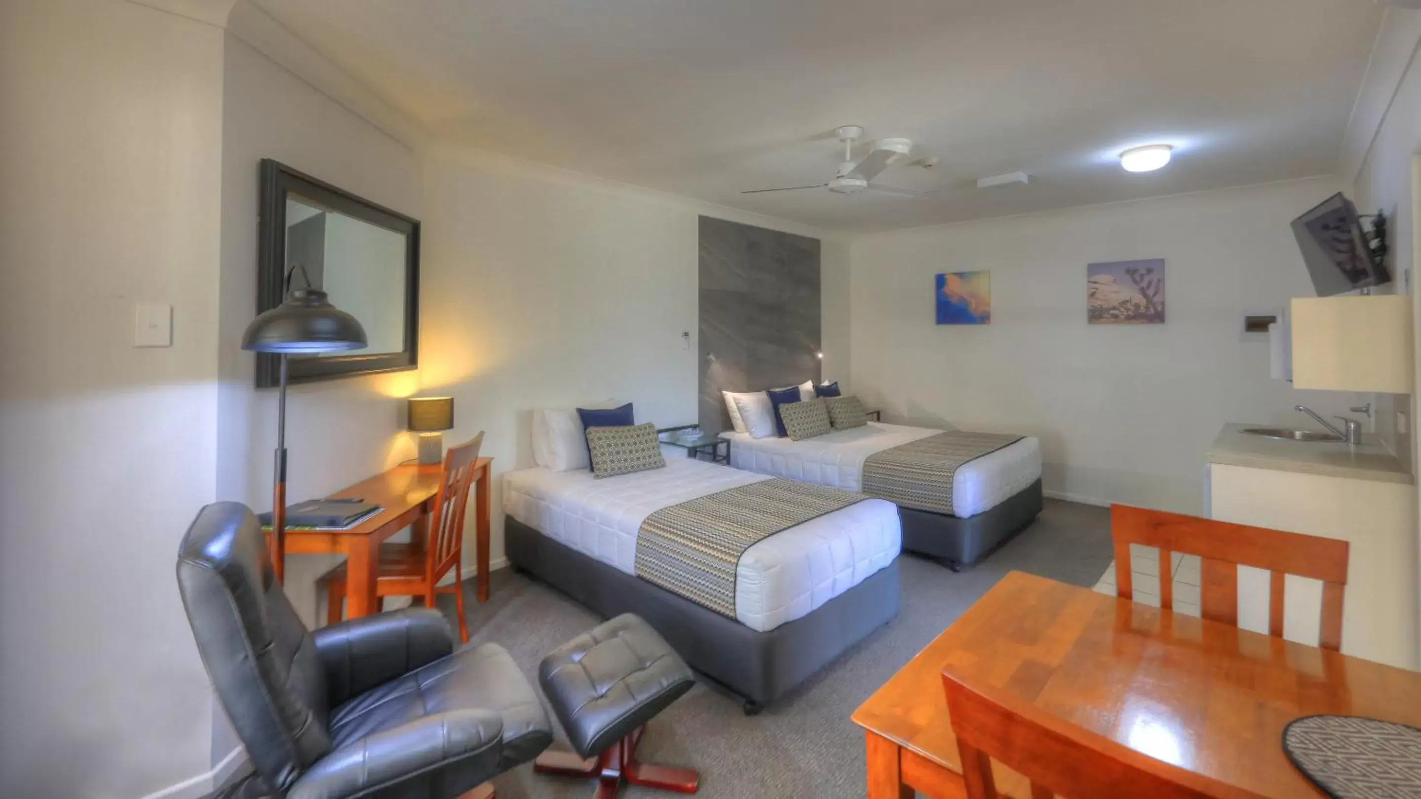 TV and multimedia, Bed in Heritage River Motor Inn TV and multimedia, Bed in Heritage River Motor Inn