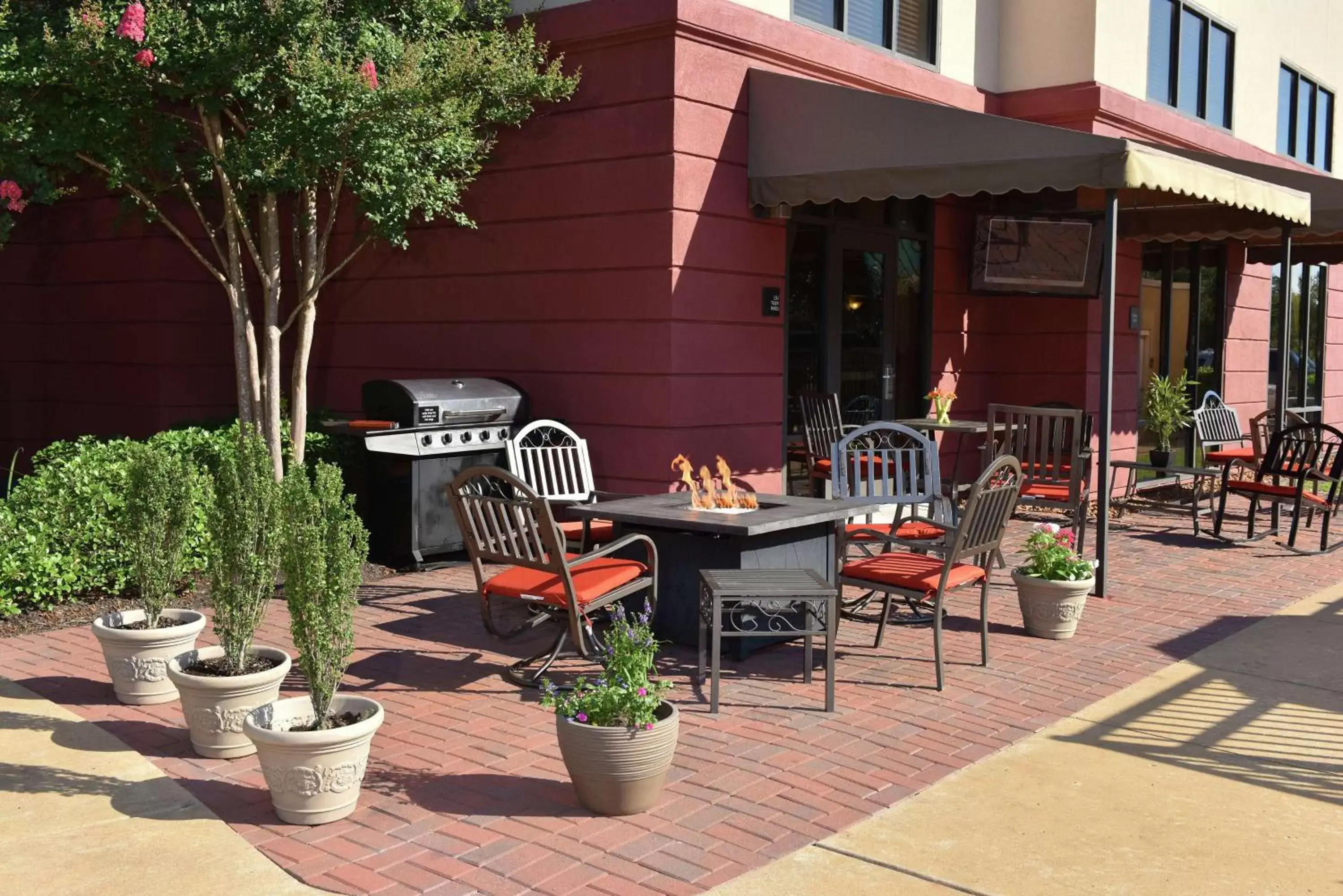 Patio, Restaurant/Places to Eat in Hampton Inn & Suites Alexandria