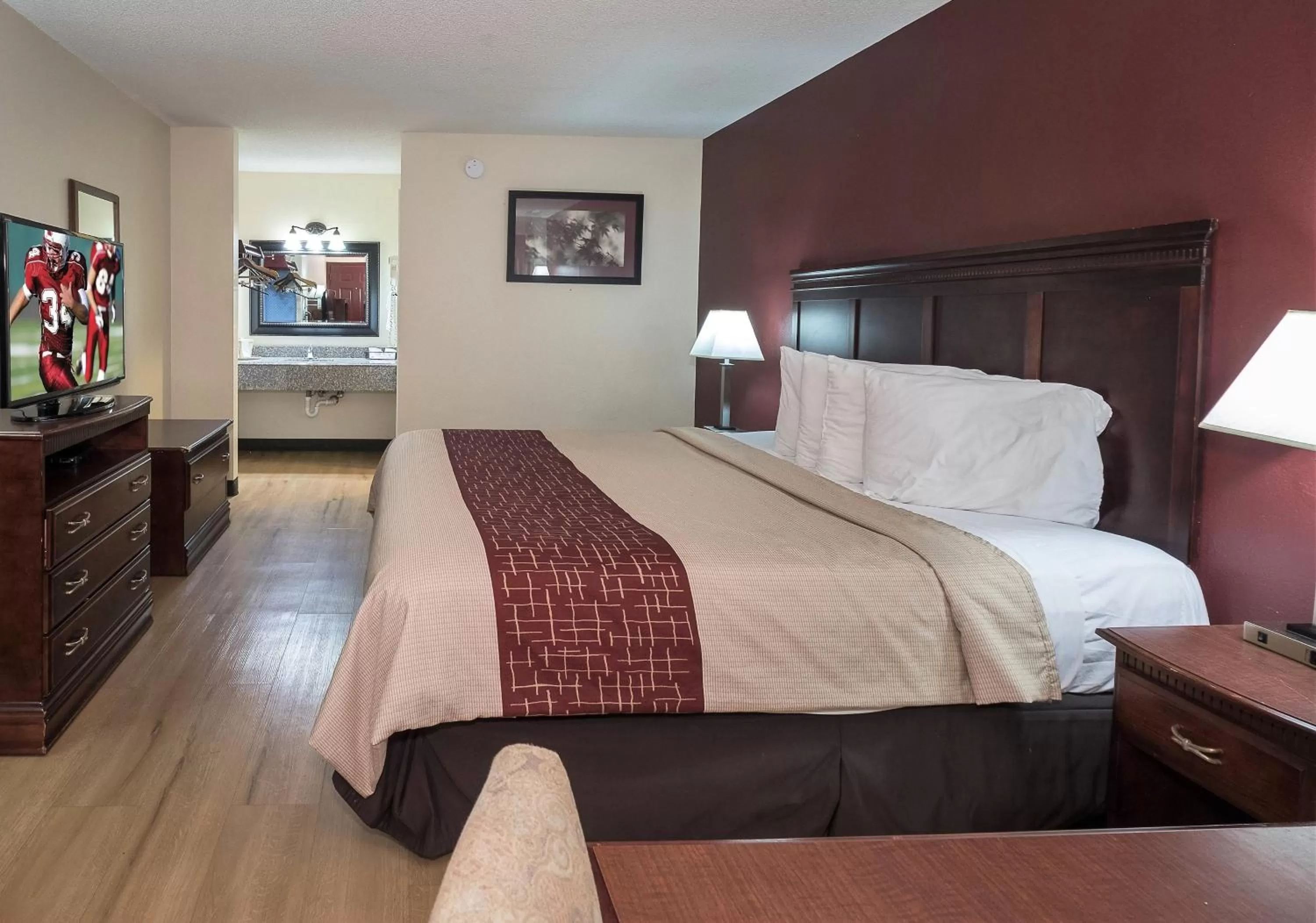 Photo of the whole room, Bed in Red Roof Inn Chipley