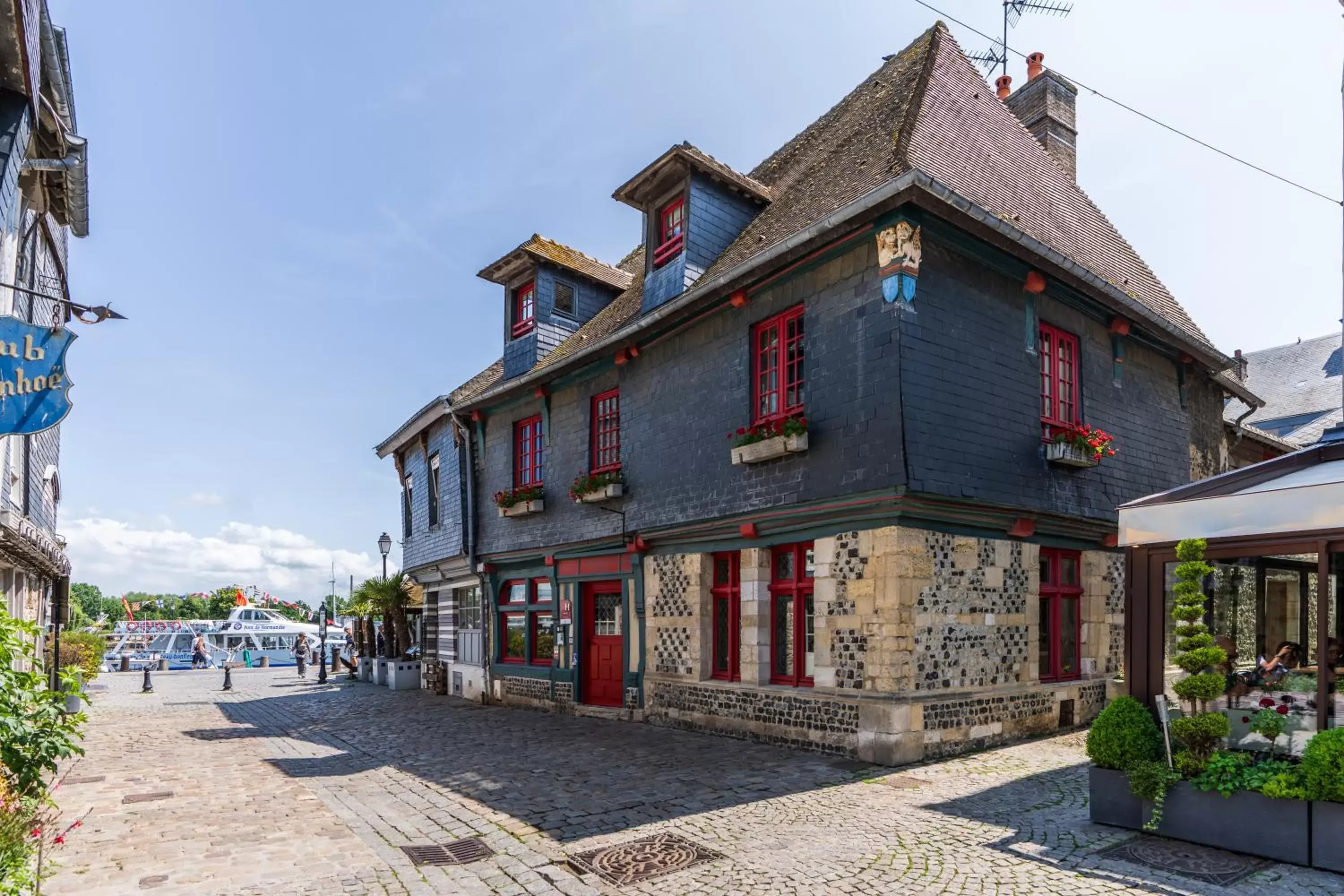 Property Building in L'Absinthe Hotel