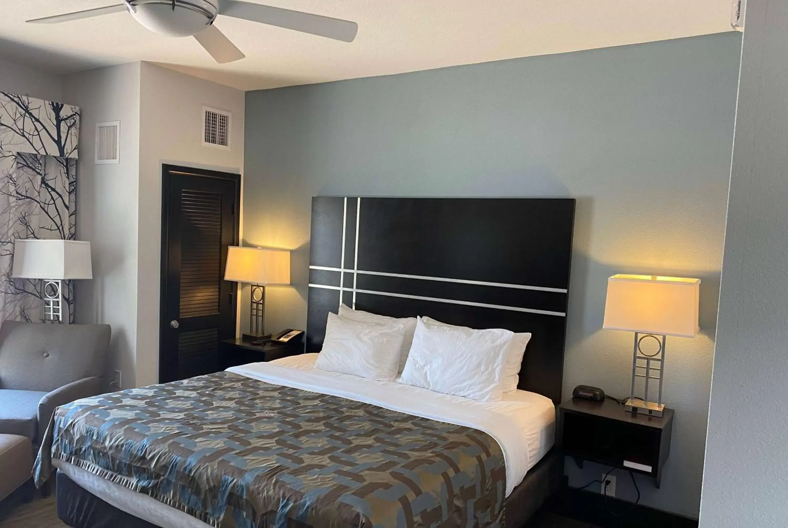 Photo of the whole room, Bed in La Quinta Inn & Suites by Wyndham Lubbock Southwest