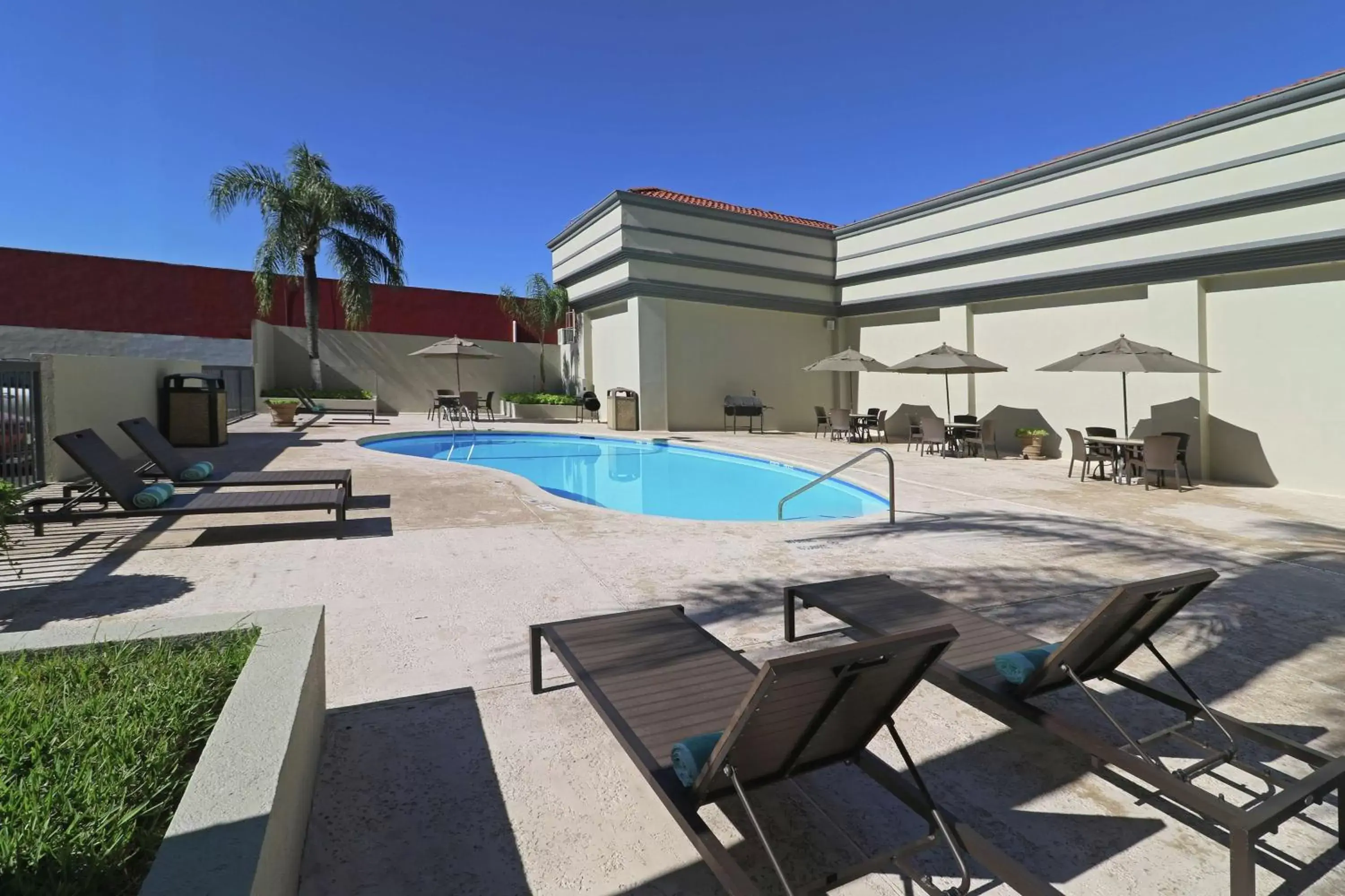 Pool view, Swimming Pool in Hampton Inn Monterrey-Airport