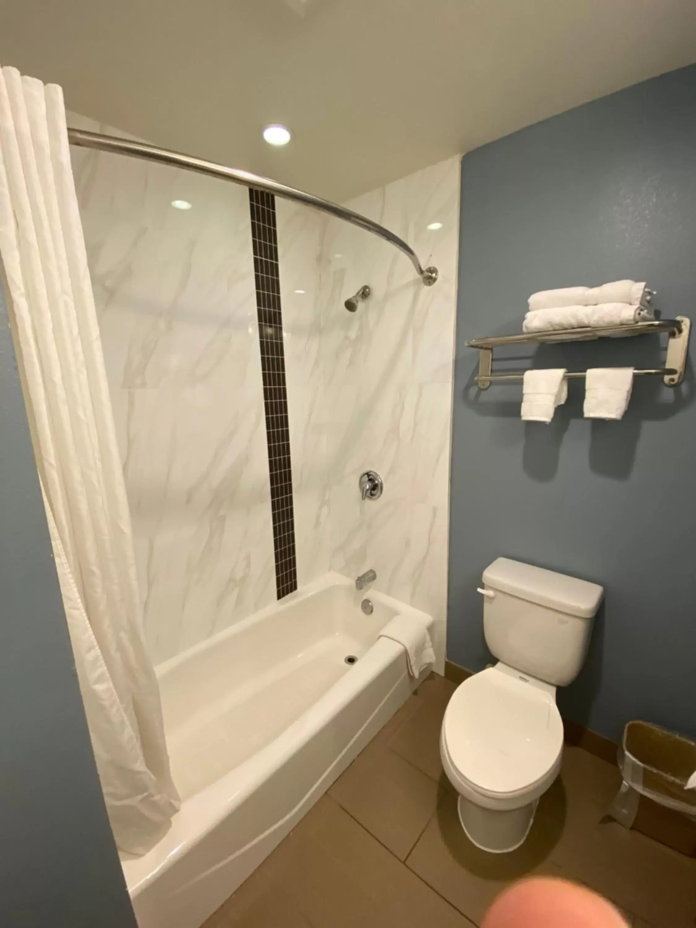 Bathroom in Ocean Surf Inn & Suites