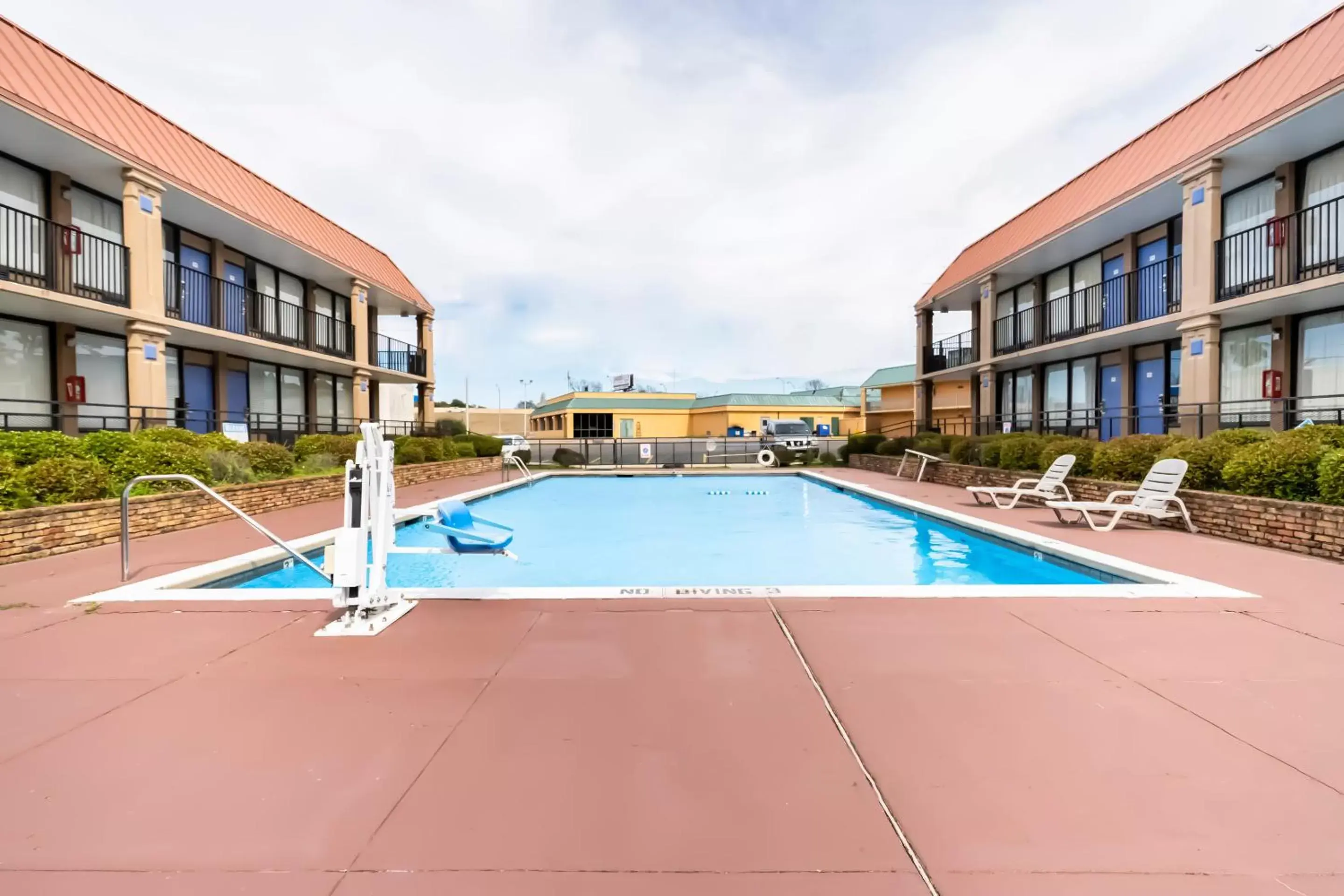 Swimming Pool in OYO Hotel Bossier City LA - Red River