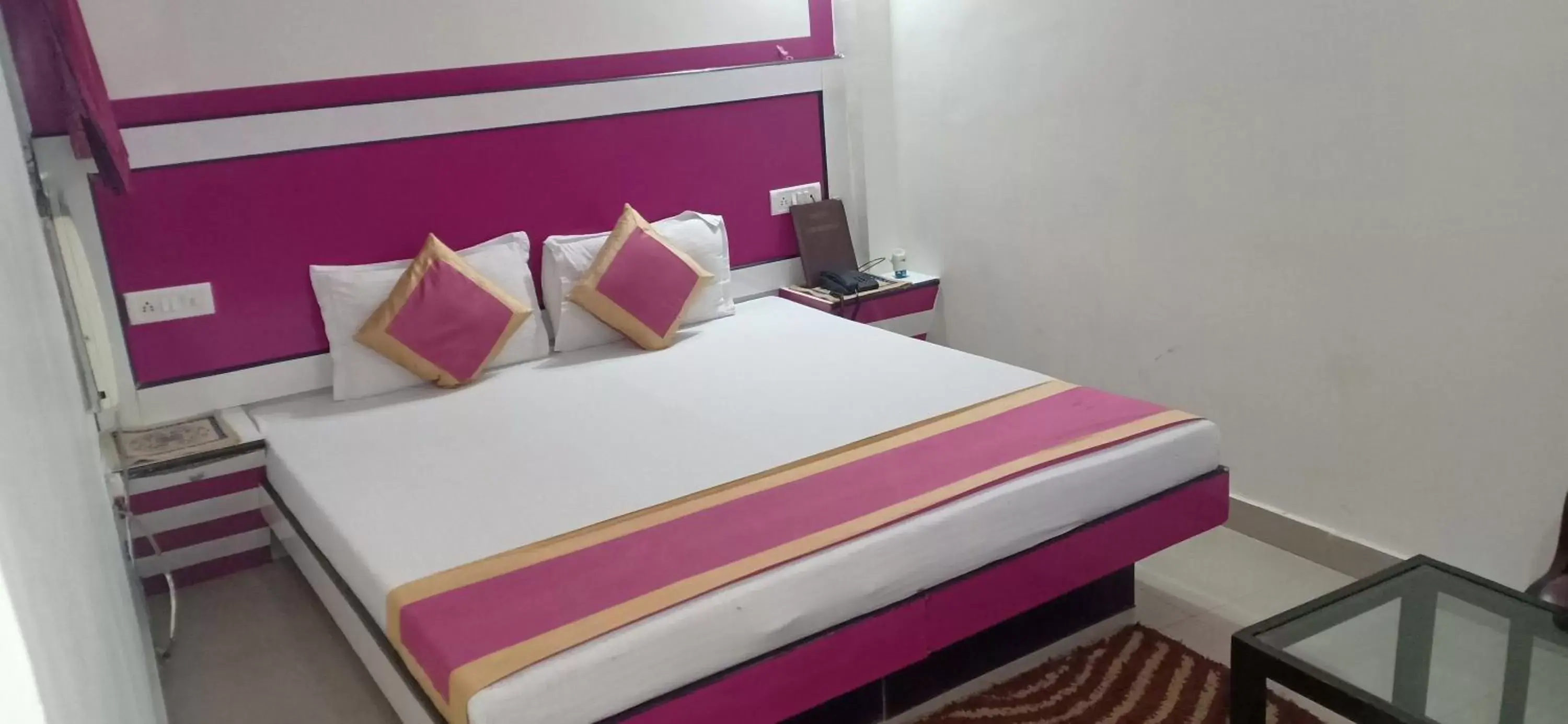 Bed in Hotel Su Shree Continental 5 Minutes Walk From New Delhi Railway Station