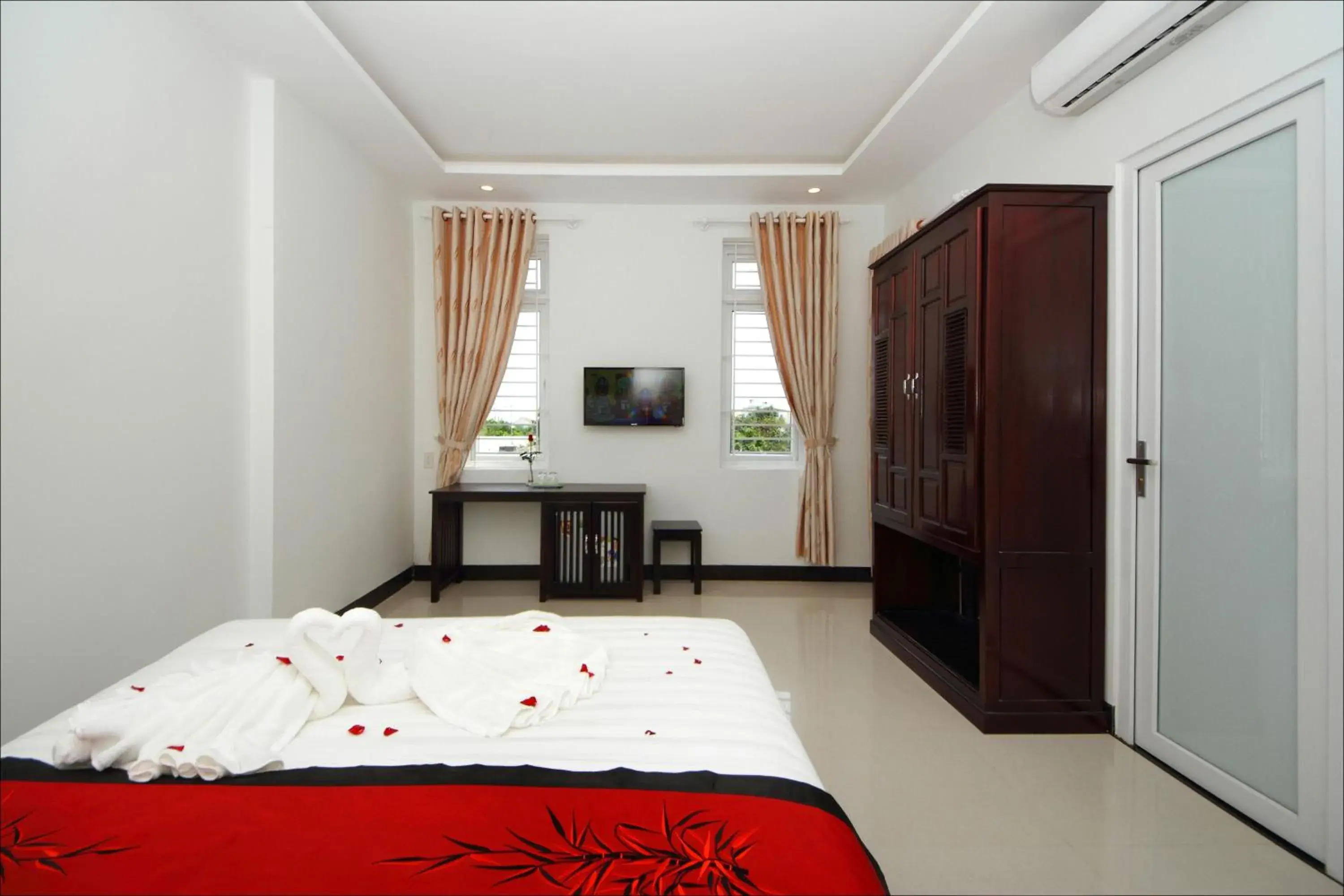 Photo of the whole room, Bed in Flame Flowers Homestay