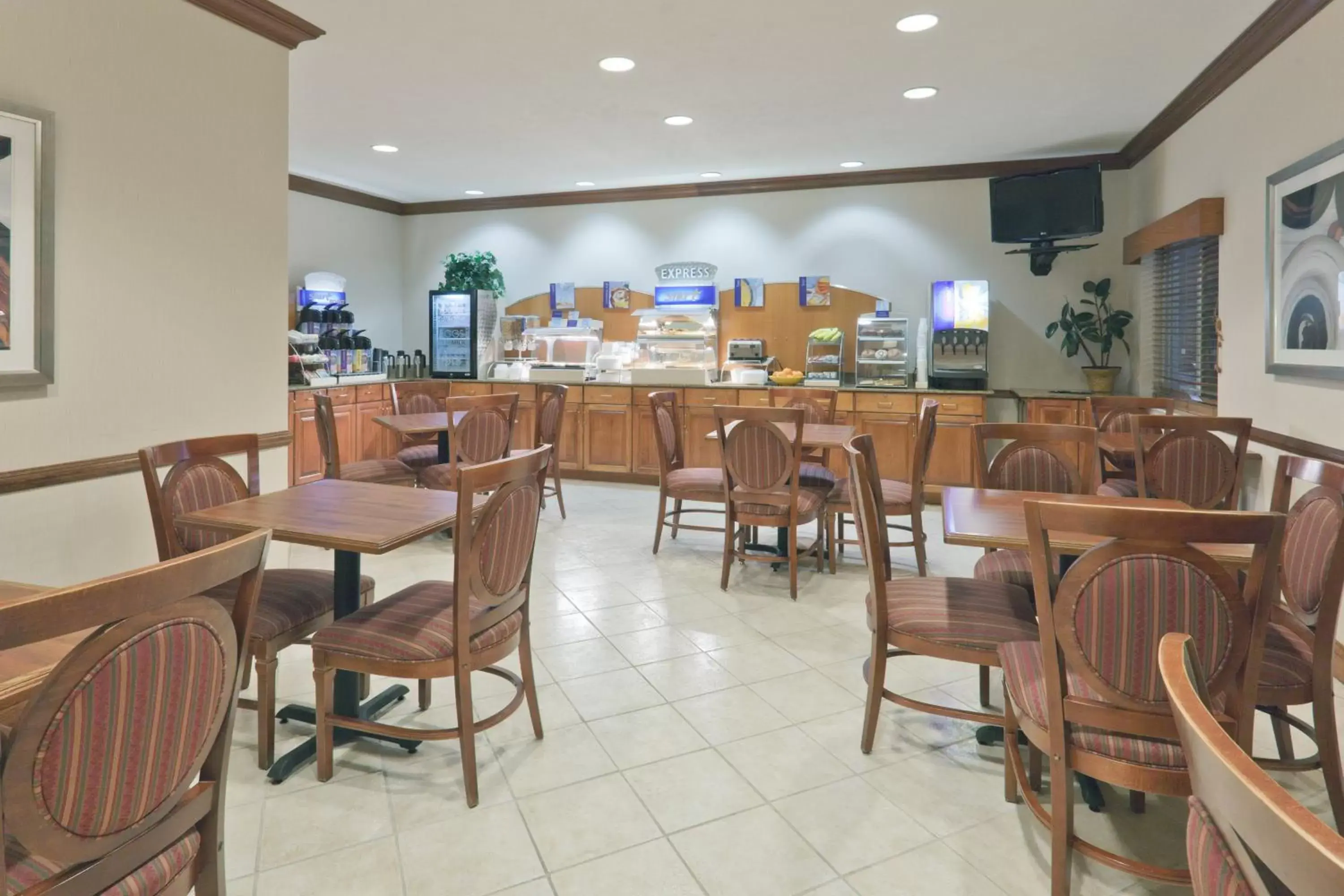 Breakfast, Restaurant/Places to Eat in Holiday Inn Express Evansville - West, an IHG Hotel