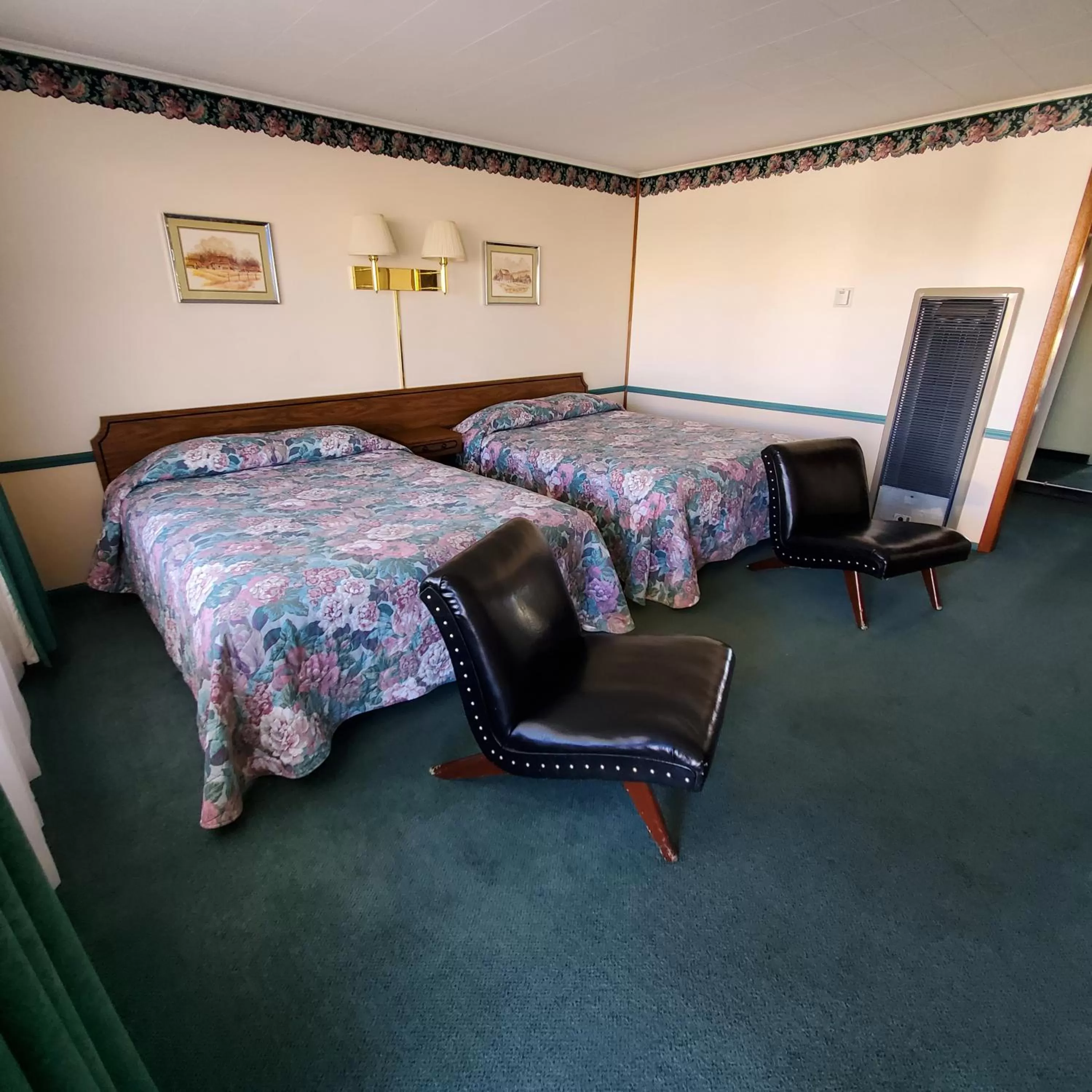 Bed in Robin Hood Motel