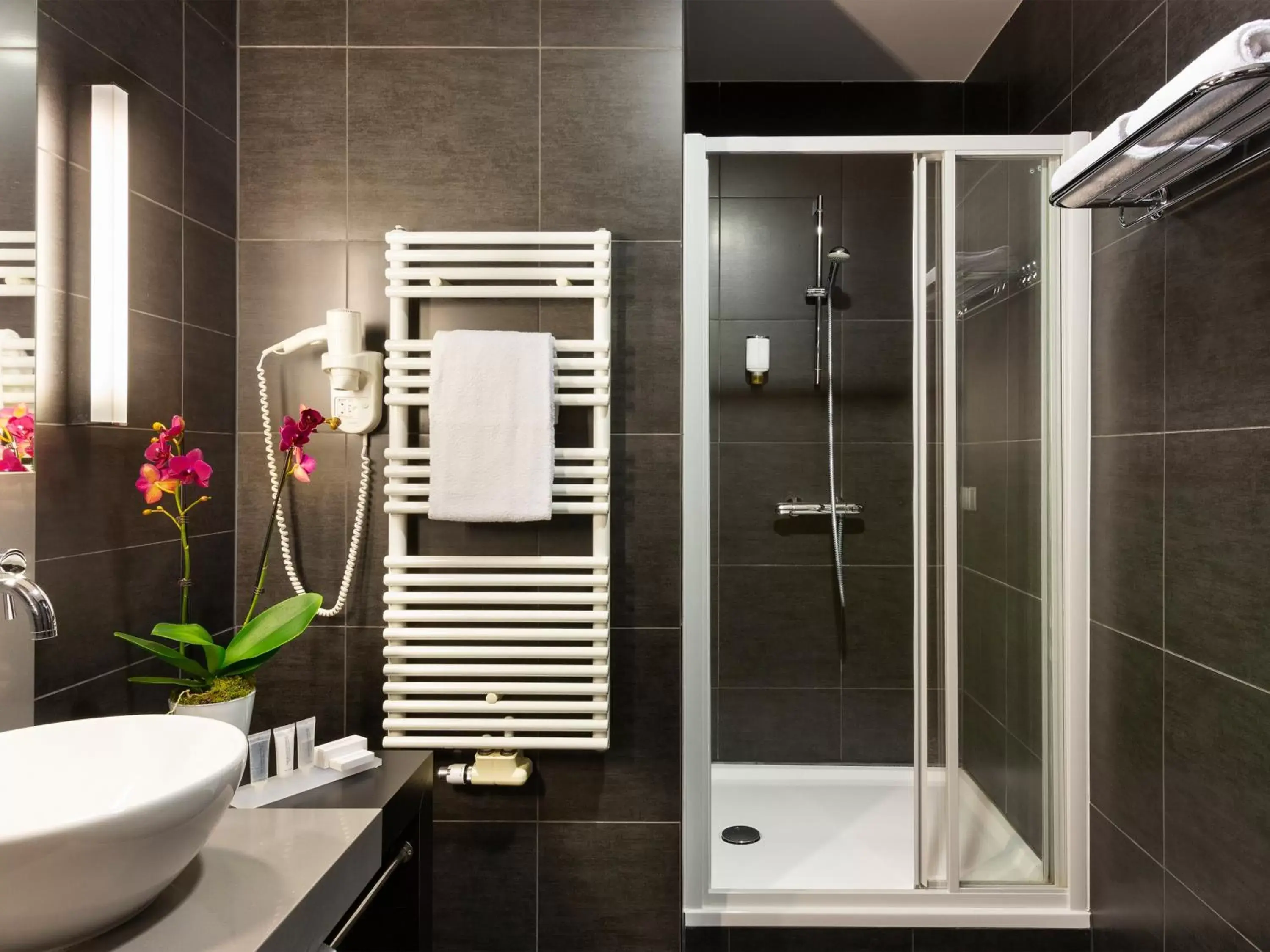 Bathroom in Hotel Ramada Brussels Woluwe