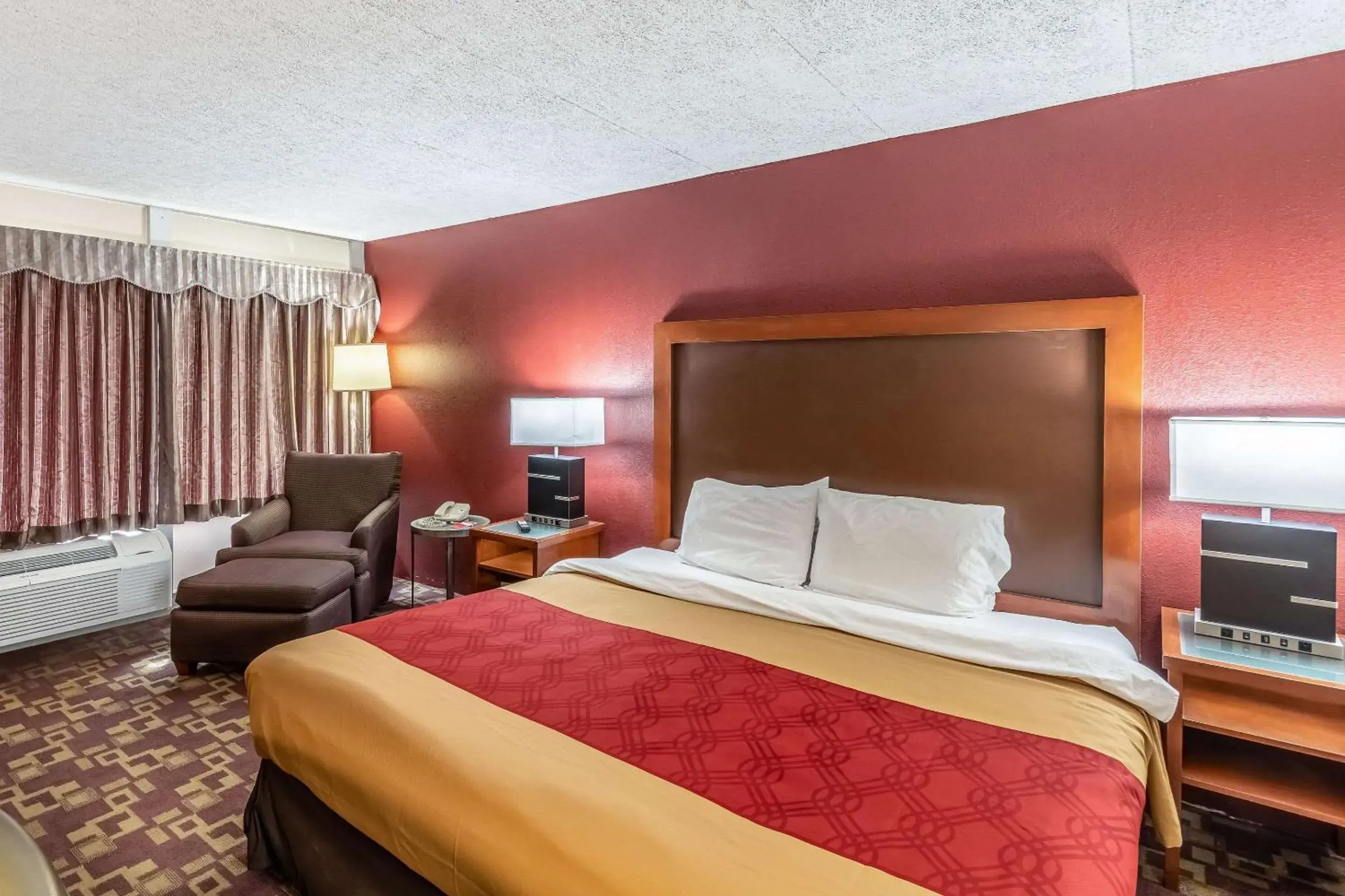 Photo of the whole room, Bed in Econo Lodge