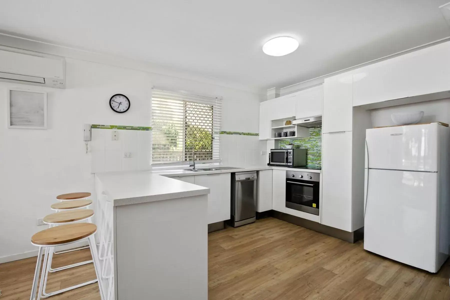 Kitchen or kitchenette, Kitchen/Kitchenette in Kirra Palms Holiday Apartments