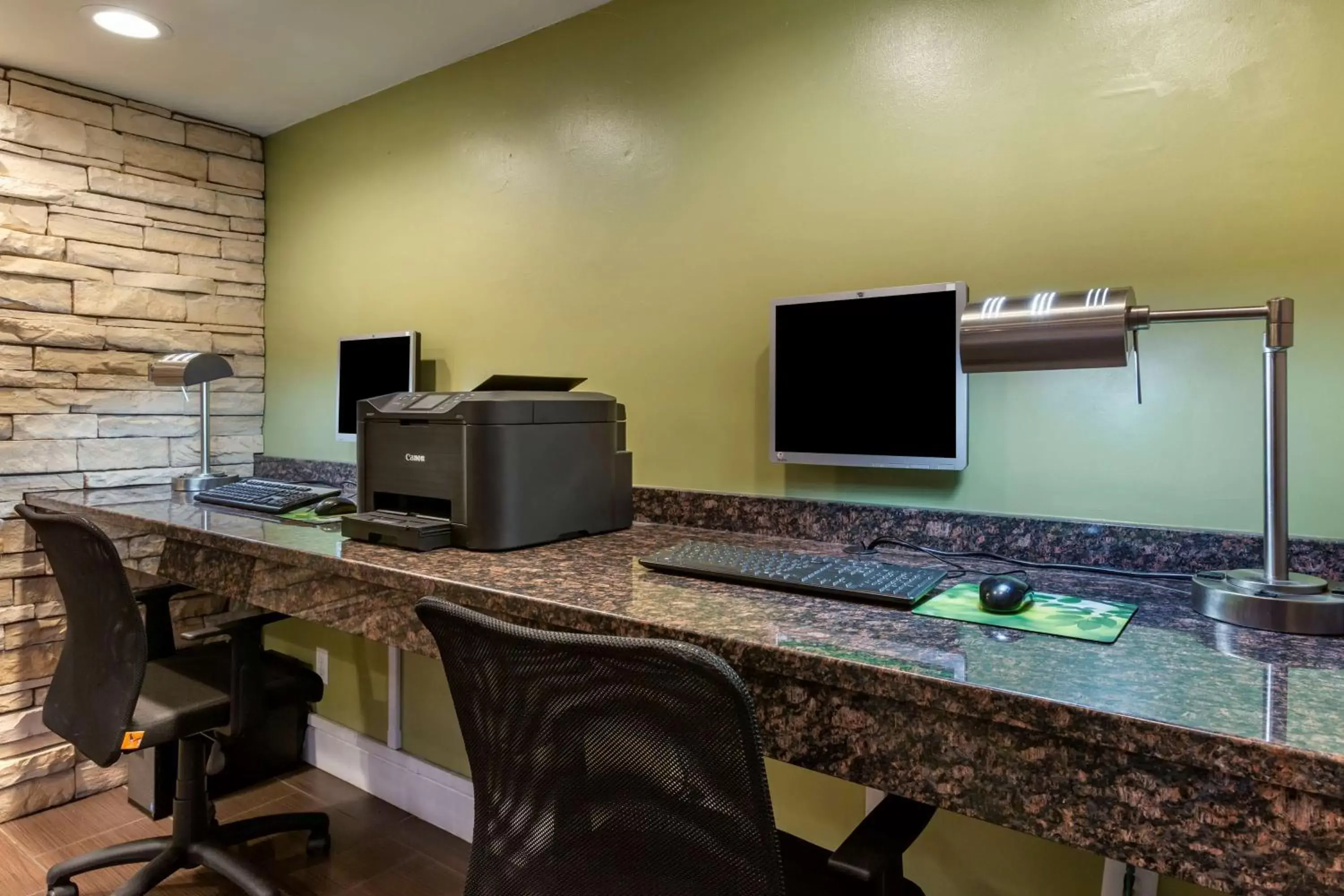 Business facilities, TV/Entertainment Center in Best Western Airport Albuquerque InnSuites Hotel & Suites