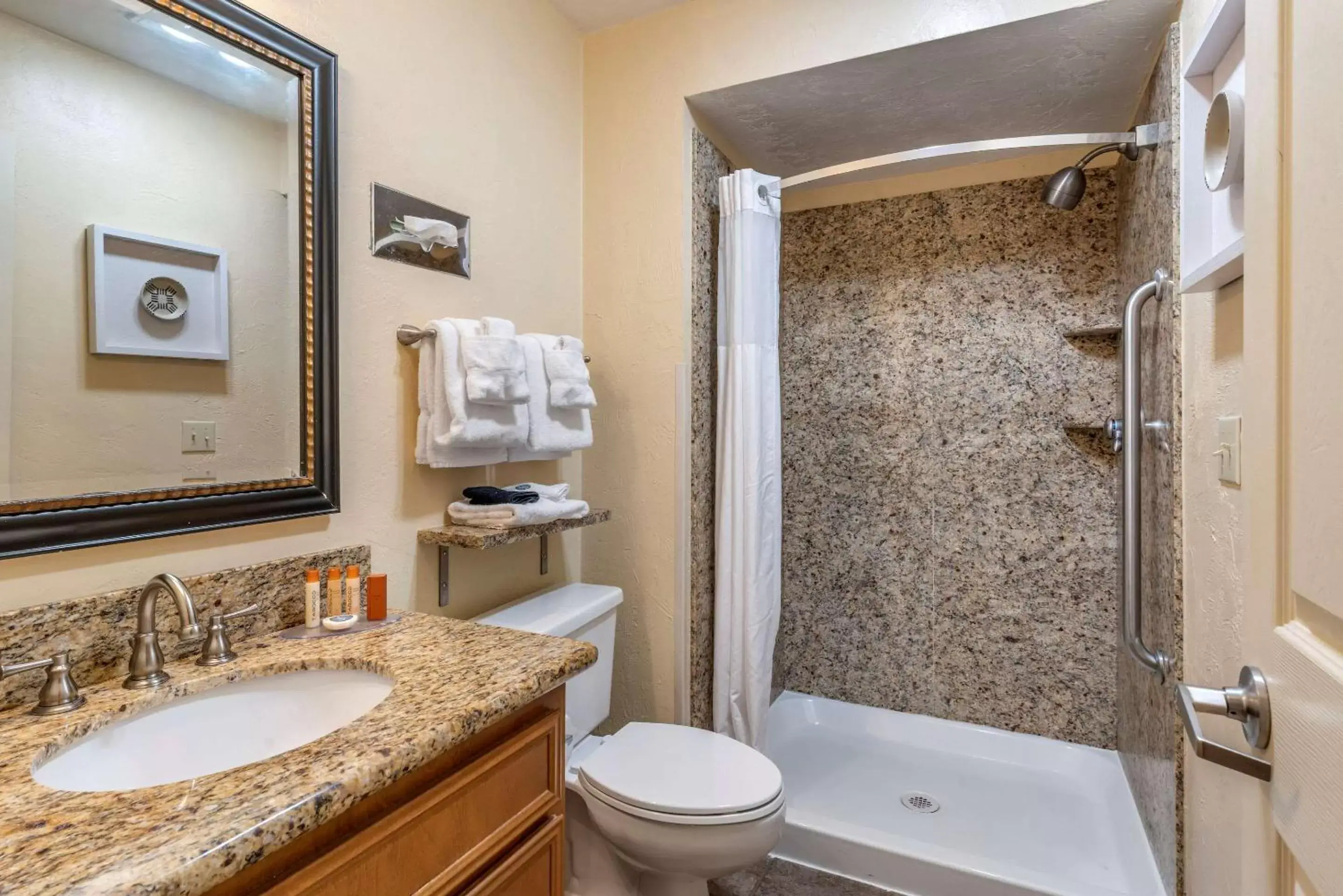 Photo of the whole room, Bathroom in Lincoln Sands Oceanfront Resort, Ascend Hotel Collection