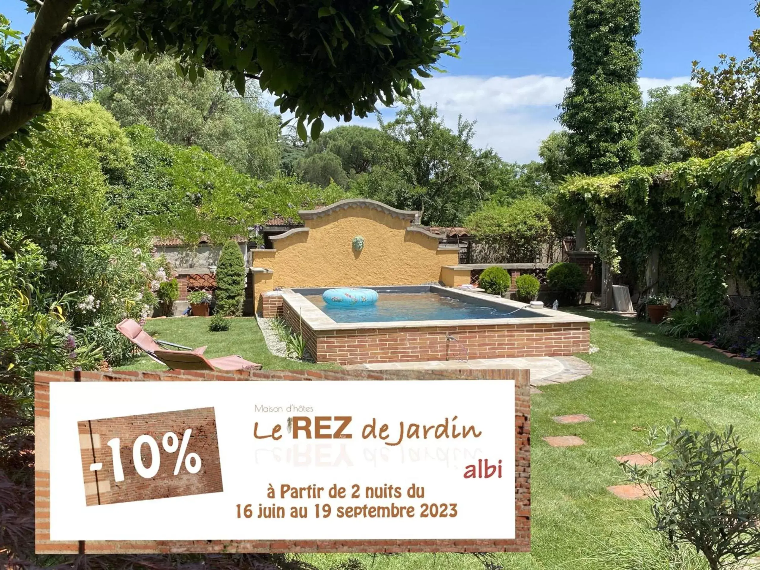 Pool View in Le Rez de Jardin Albi