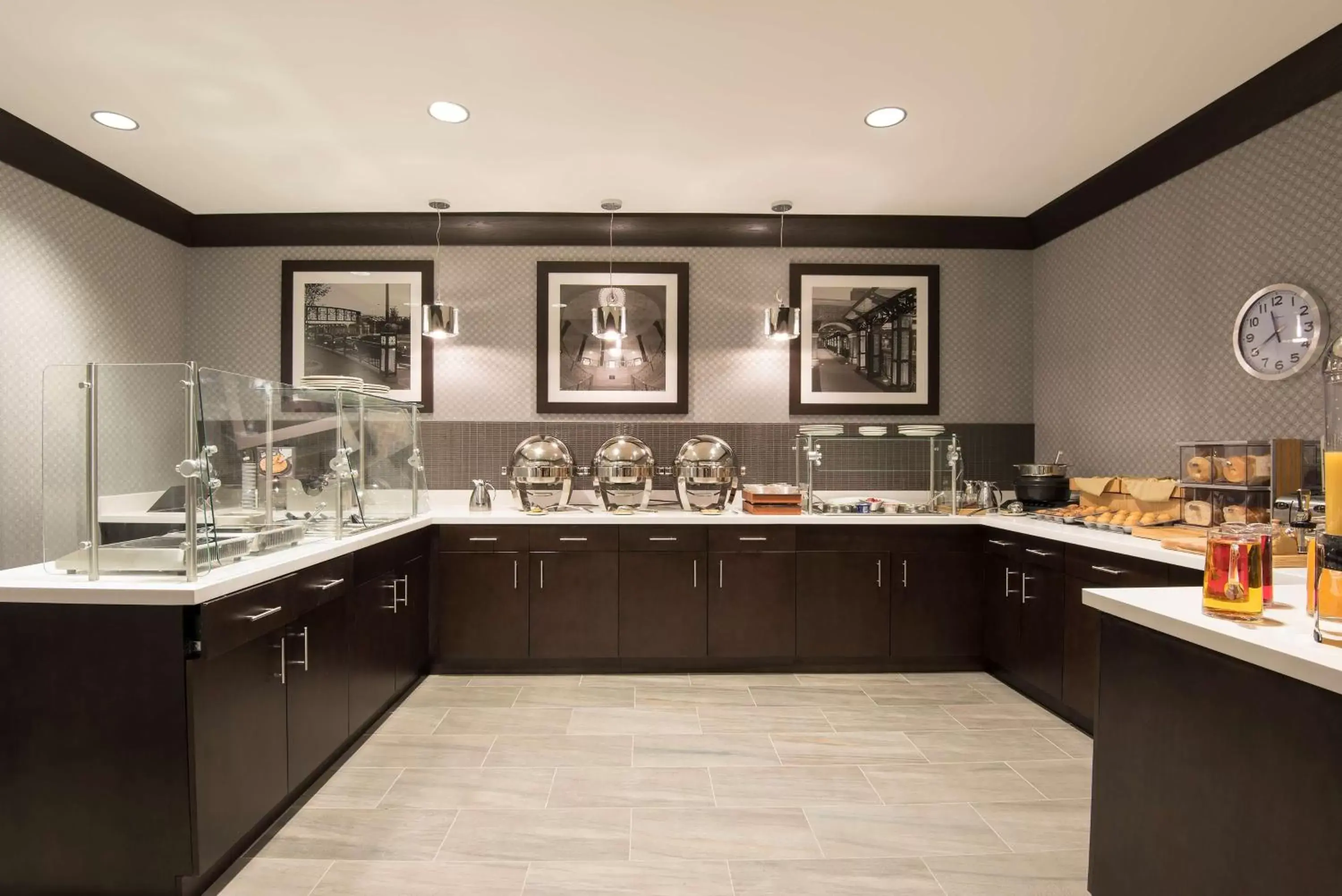 Breakfast, Kitchen/Kitchenette in DoubleTree by Hilton Schenectady