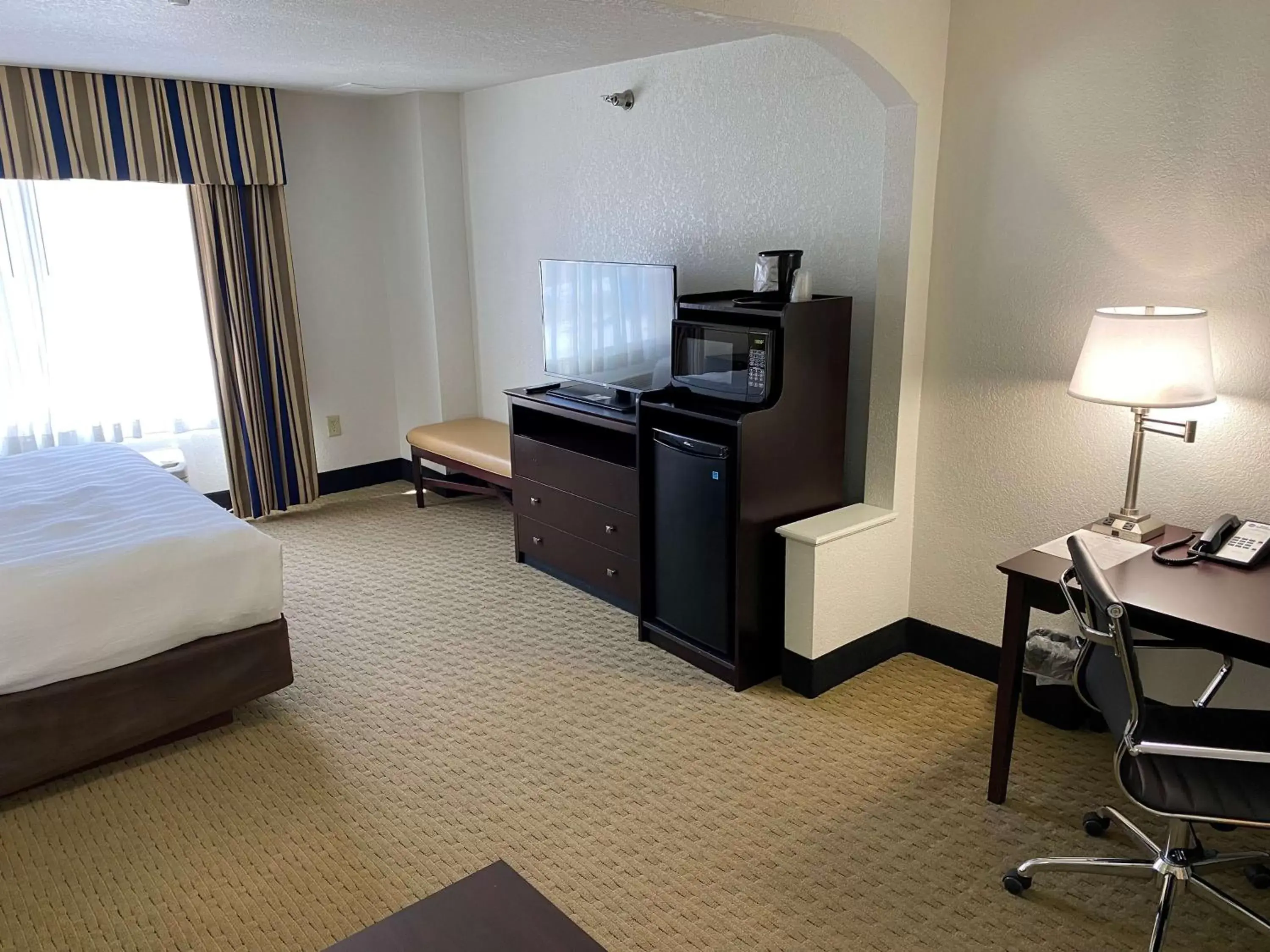 Bed, TV/Entertainment Center in Best Western Celina