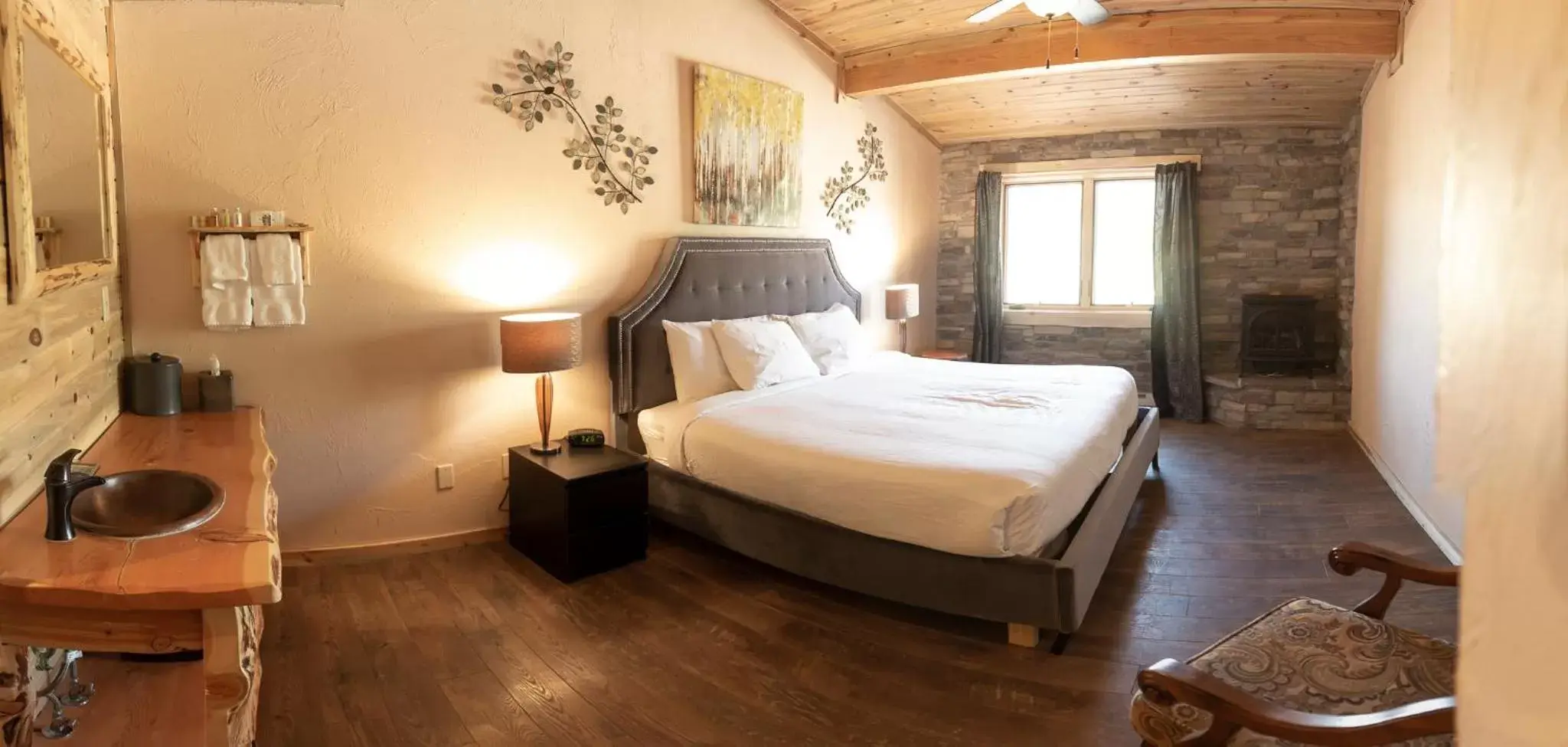 Bed in Arrowhead Mountain Lodge