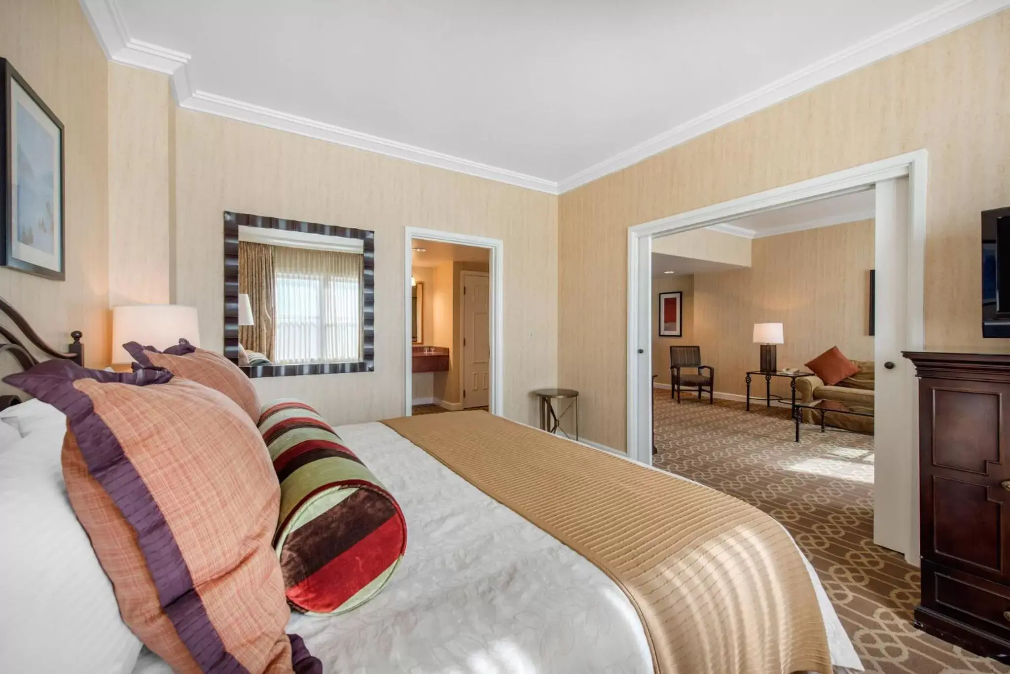 Bedroom, Bed in Omni Interlocken Hotel