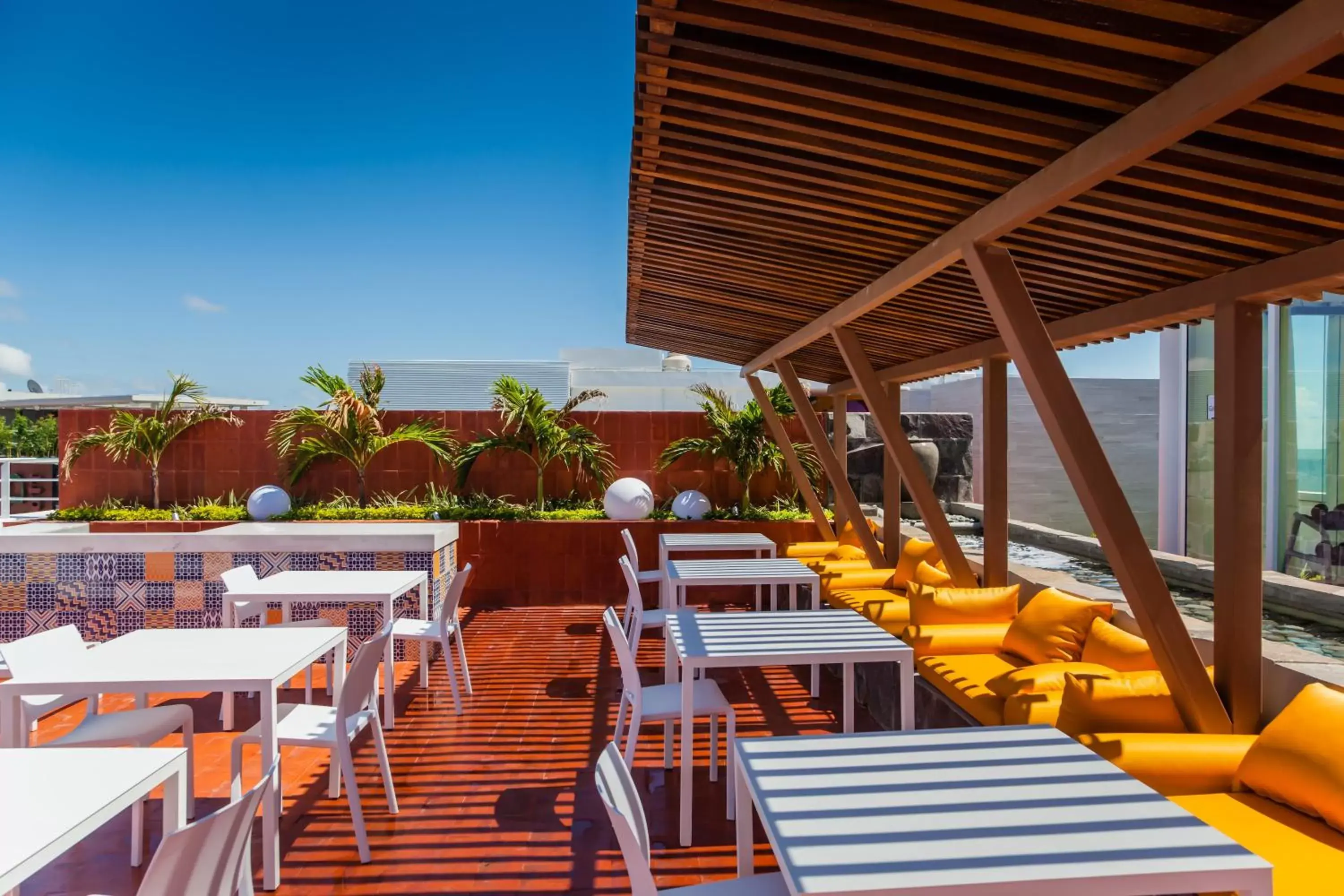 Property building, Restaurant/Places to Eat in Fiesta Inn & Loft Ciudad del Carmen
