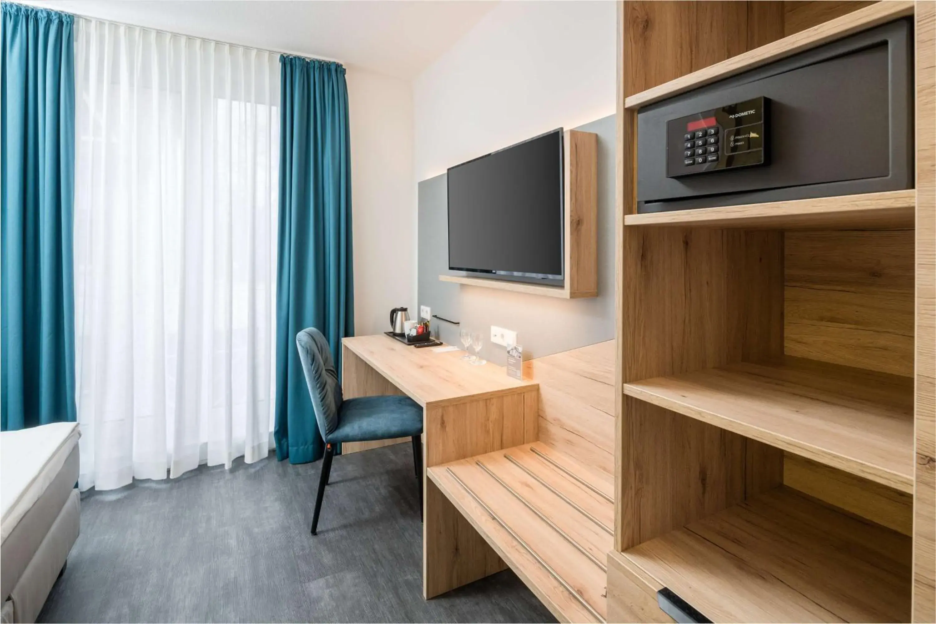 Bedroom, TV/Entertainment Center in Best Western Hotel Lippstadt