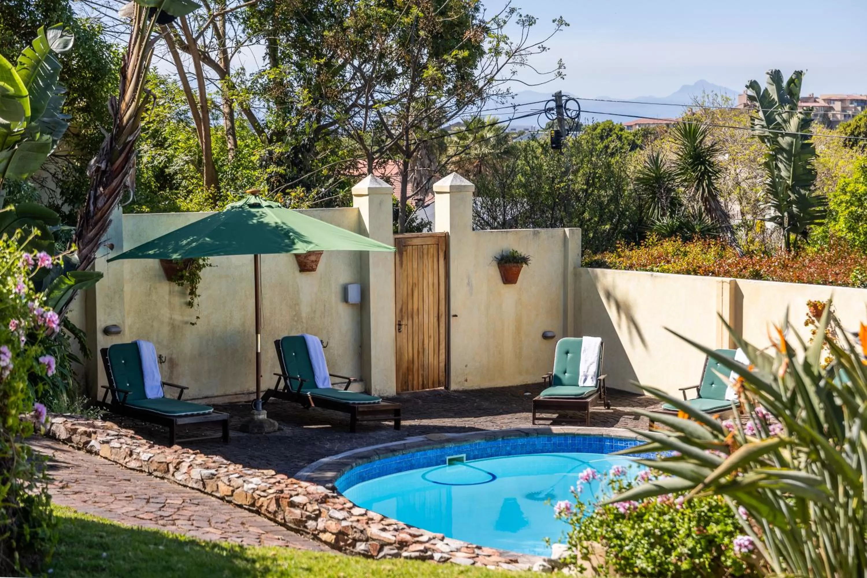 Swimming pool in Gästehaus Pinkepank